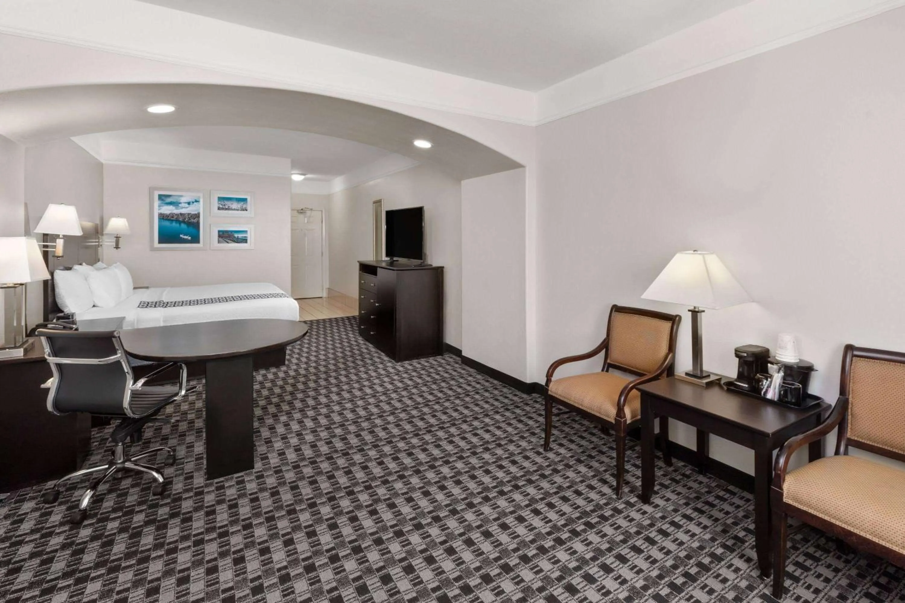 Photo of the whole room in La Quinta by Wyndham Deer Park