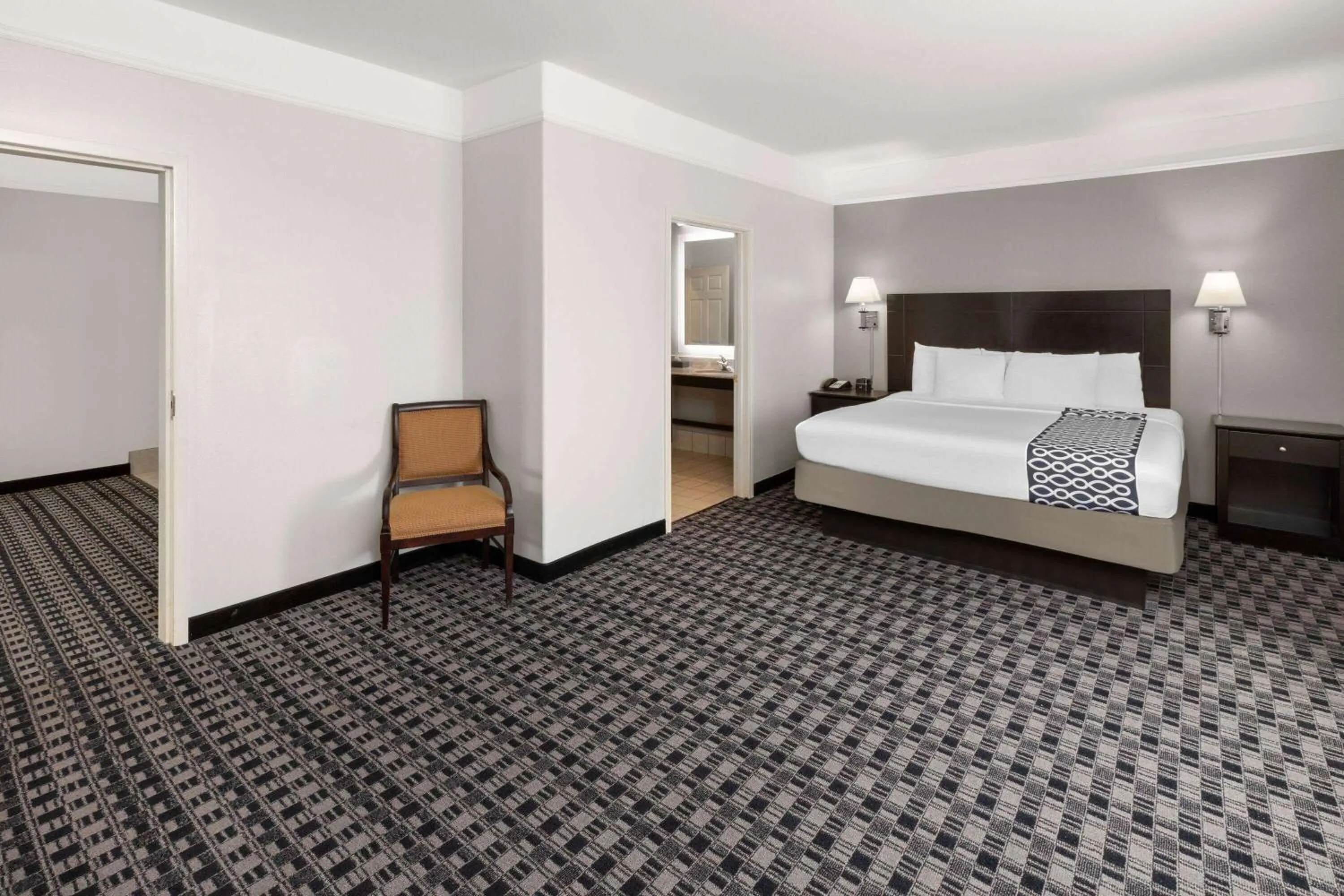 Photo of the whole room, Bed in La Quinta by Wyndham Deer Park