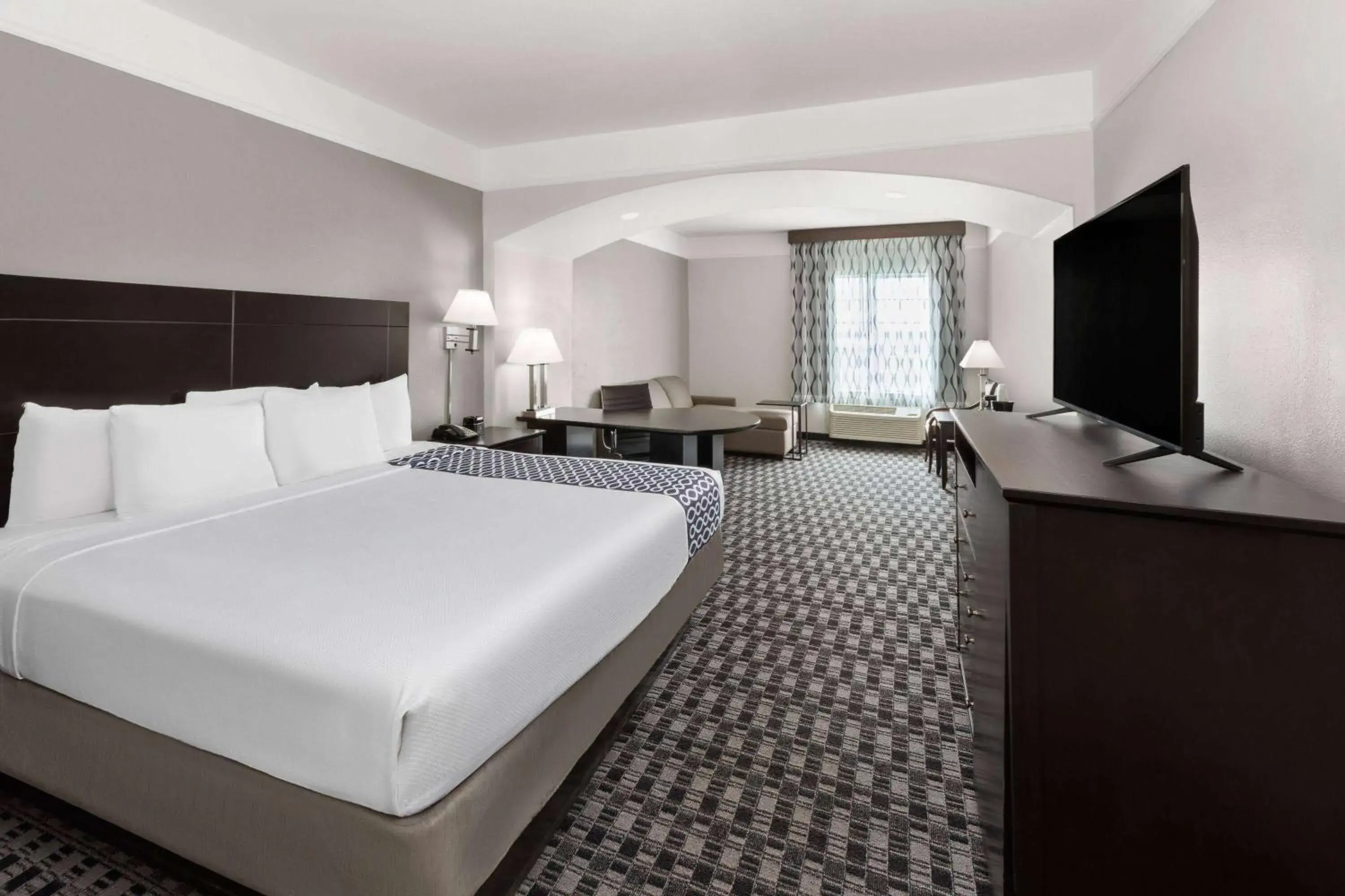 Photo of the whole room, Bed in La Quinta by Wyndham Deer Park Photo of the whole room, Bed in La Quinta by Wyndham Deer Park