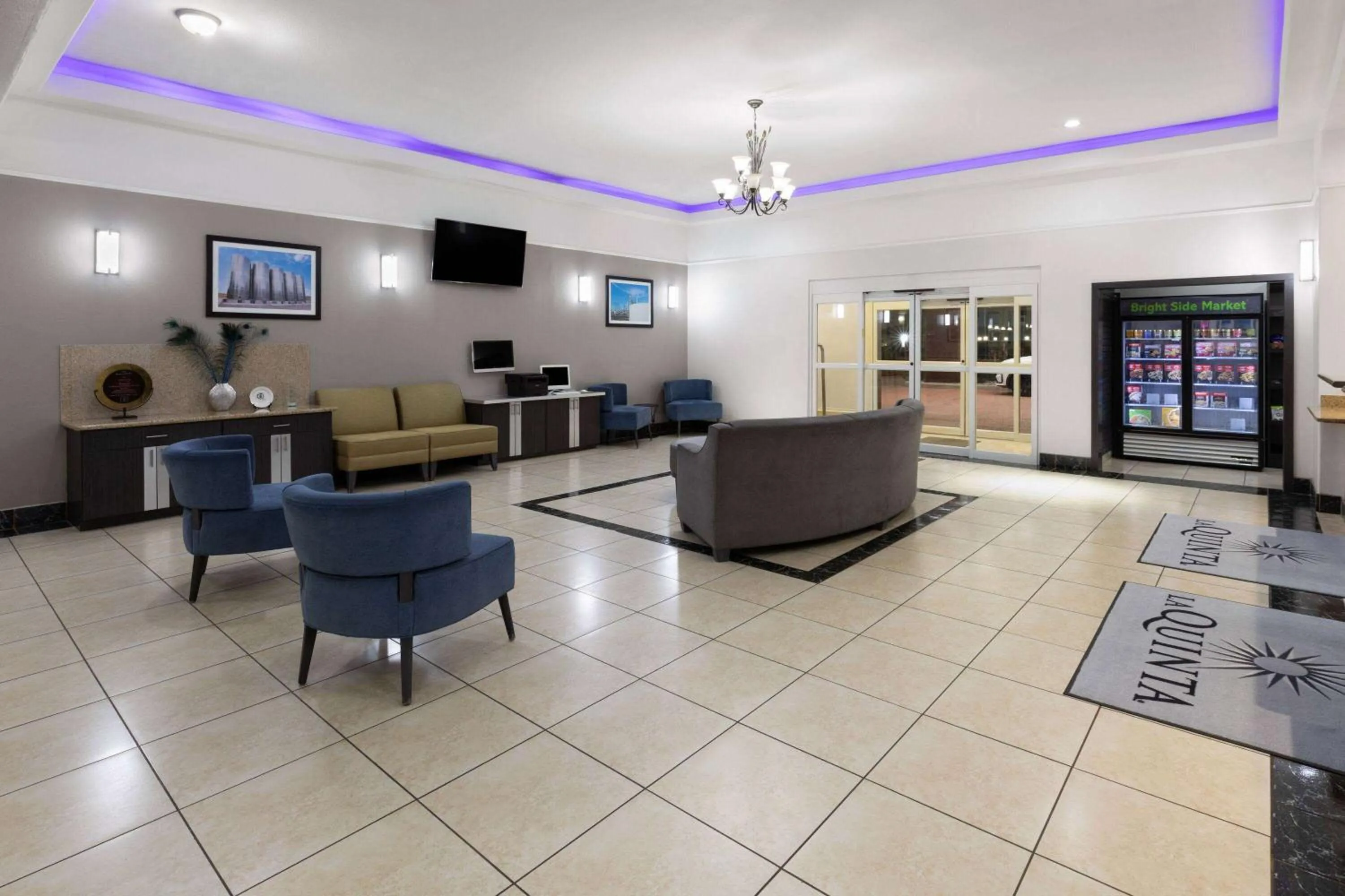 Lobby or reception in La Quinta by Wyndham Deer Park