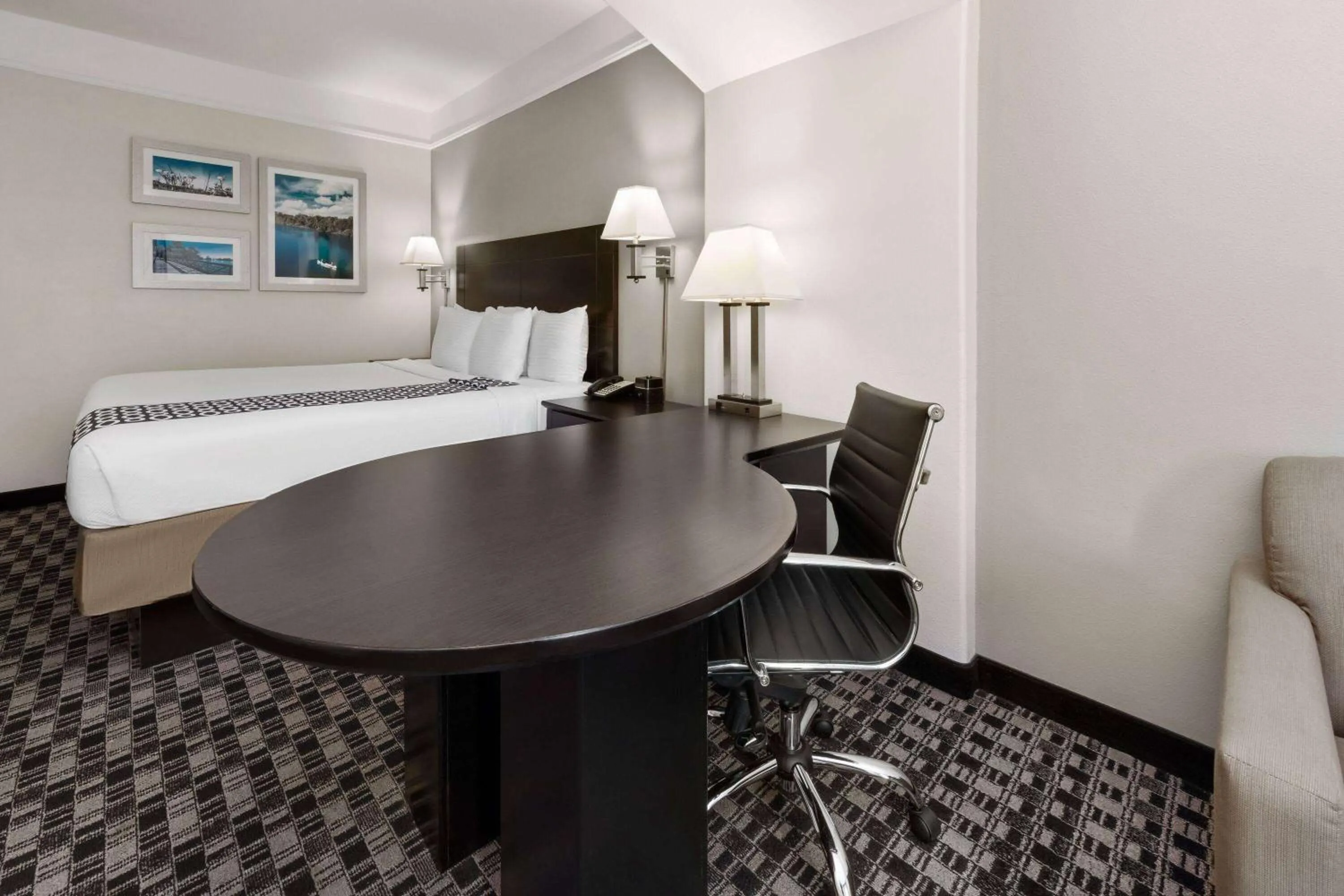 Photo of the whole room, Bed in La Quinta by Wyndham Deer Park