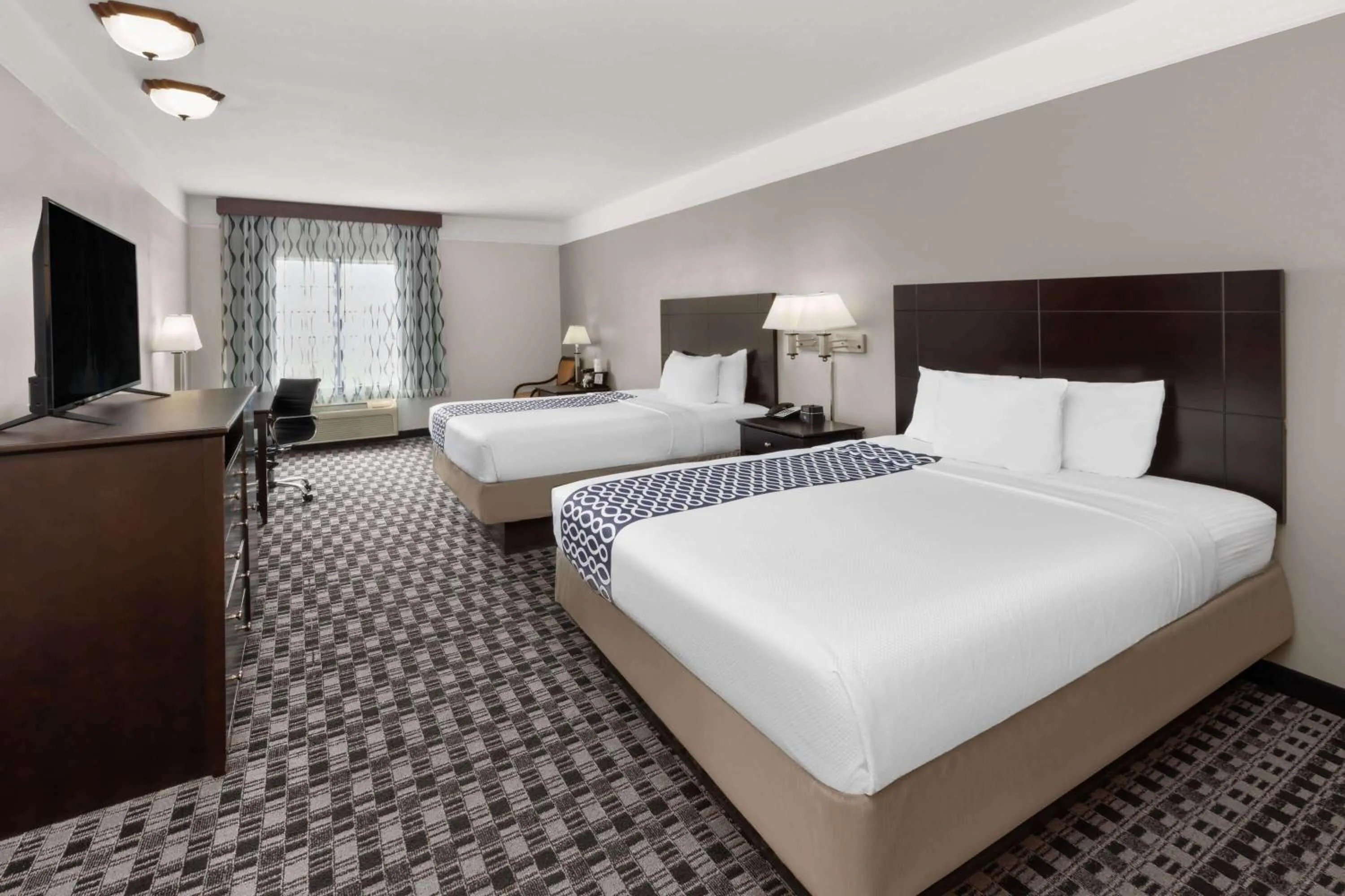 Photo of the whole room, Bed in La Quinta by Wyndham Deer Park