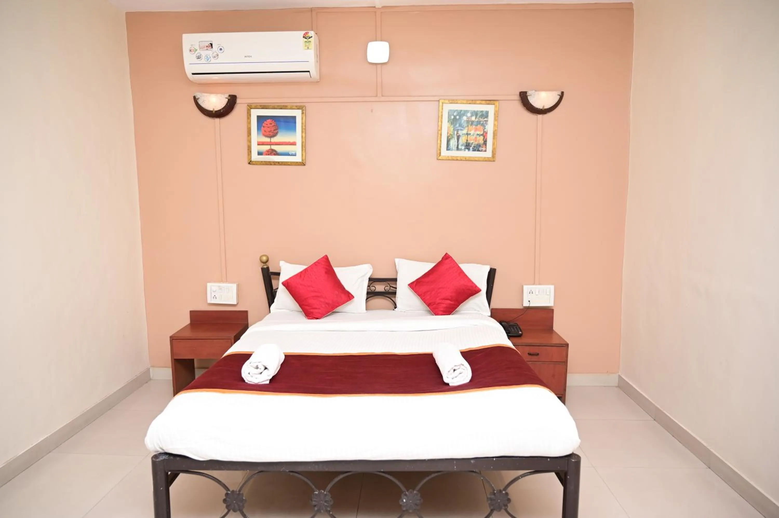 Bed in HMR Hotels - Hotel HMR Royal Inn