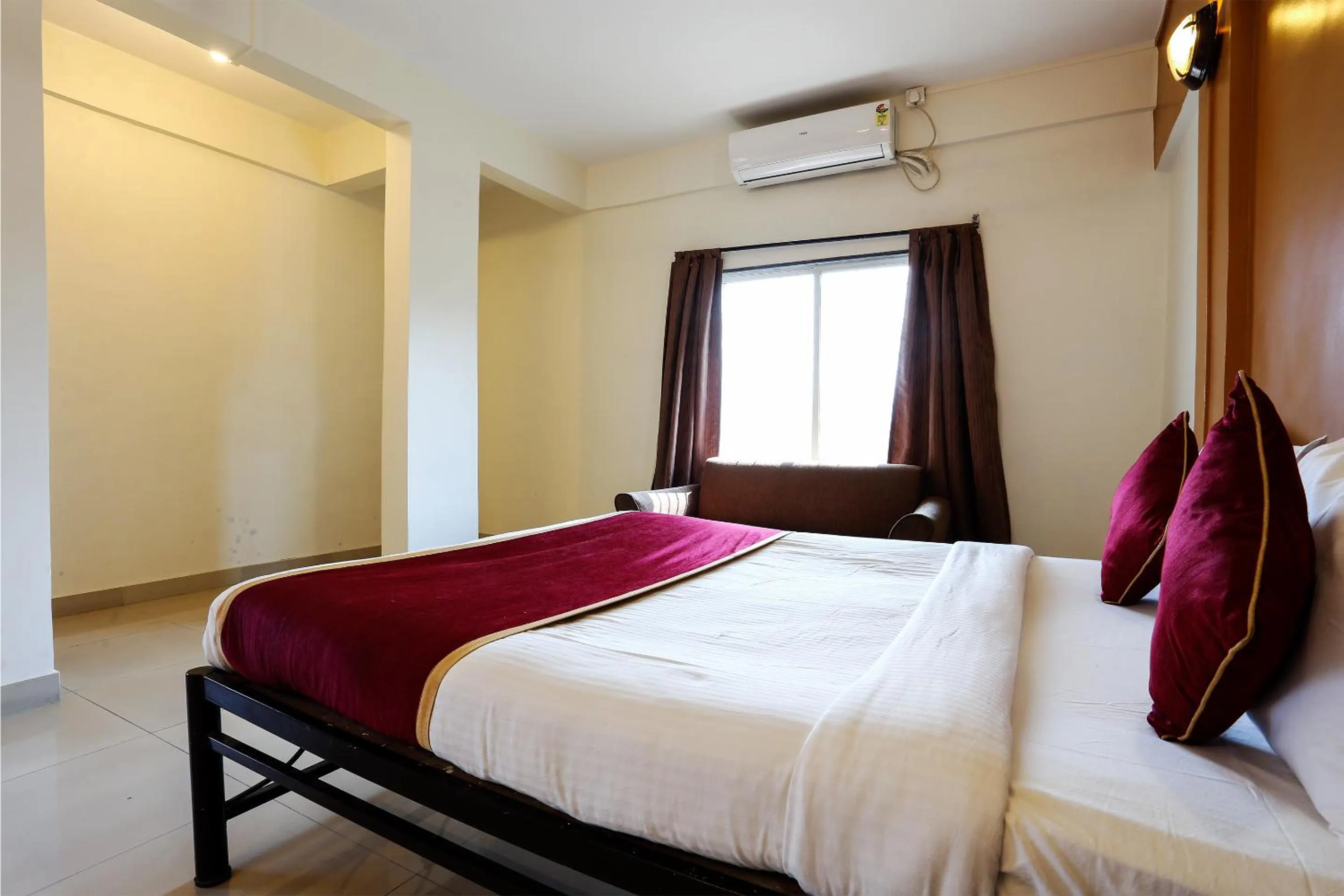 Bedroom, Bed in HMR Hotels - Hotel HMR Royal Inn