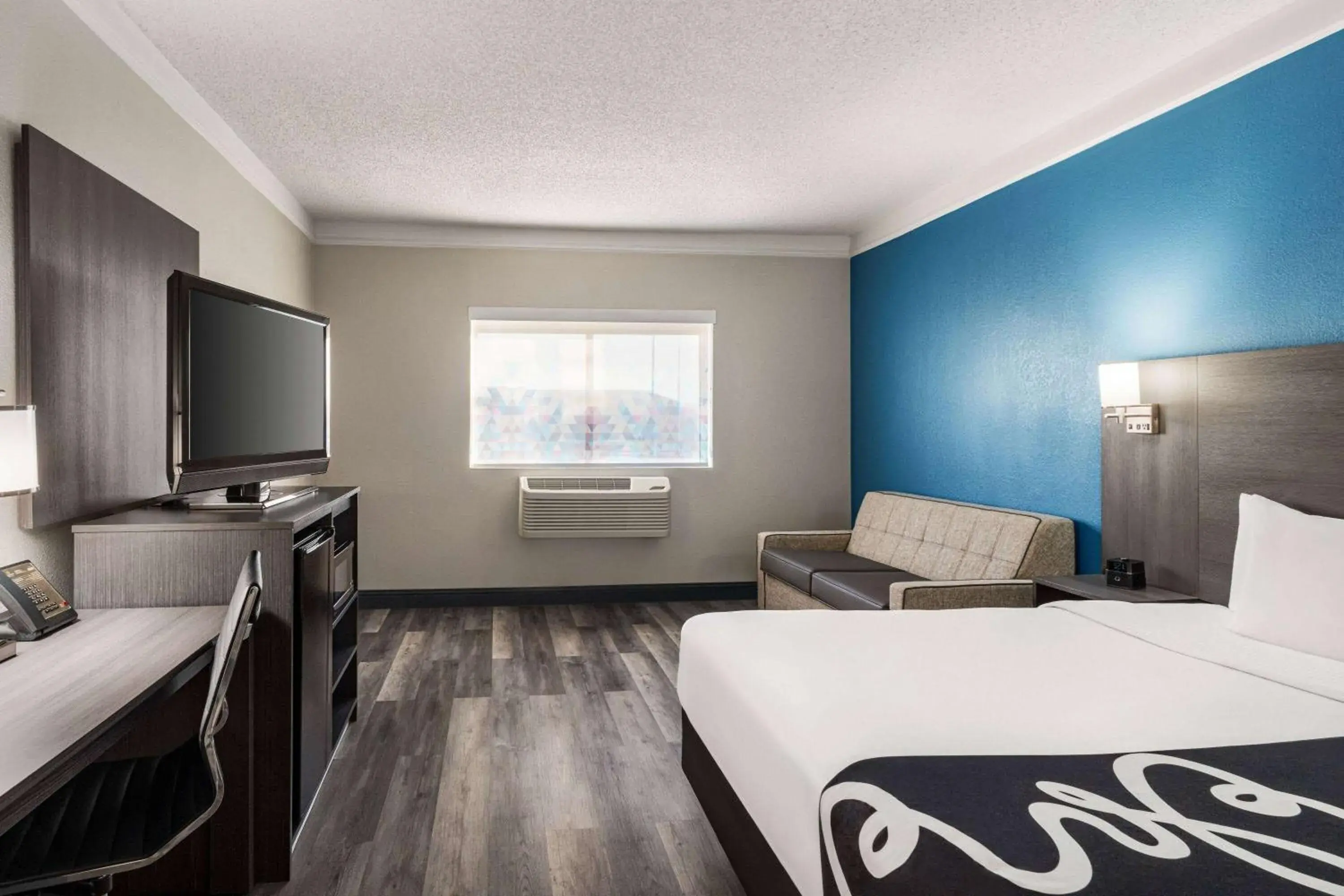 Photo of the whole room, Bed in La Quinta by Wyndham Round Rock North Photo of the whole room, Bed in La Quinta by Wyndham Round Rock North