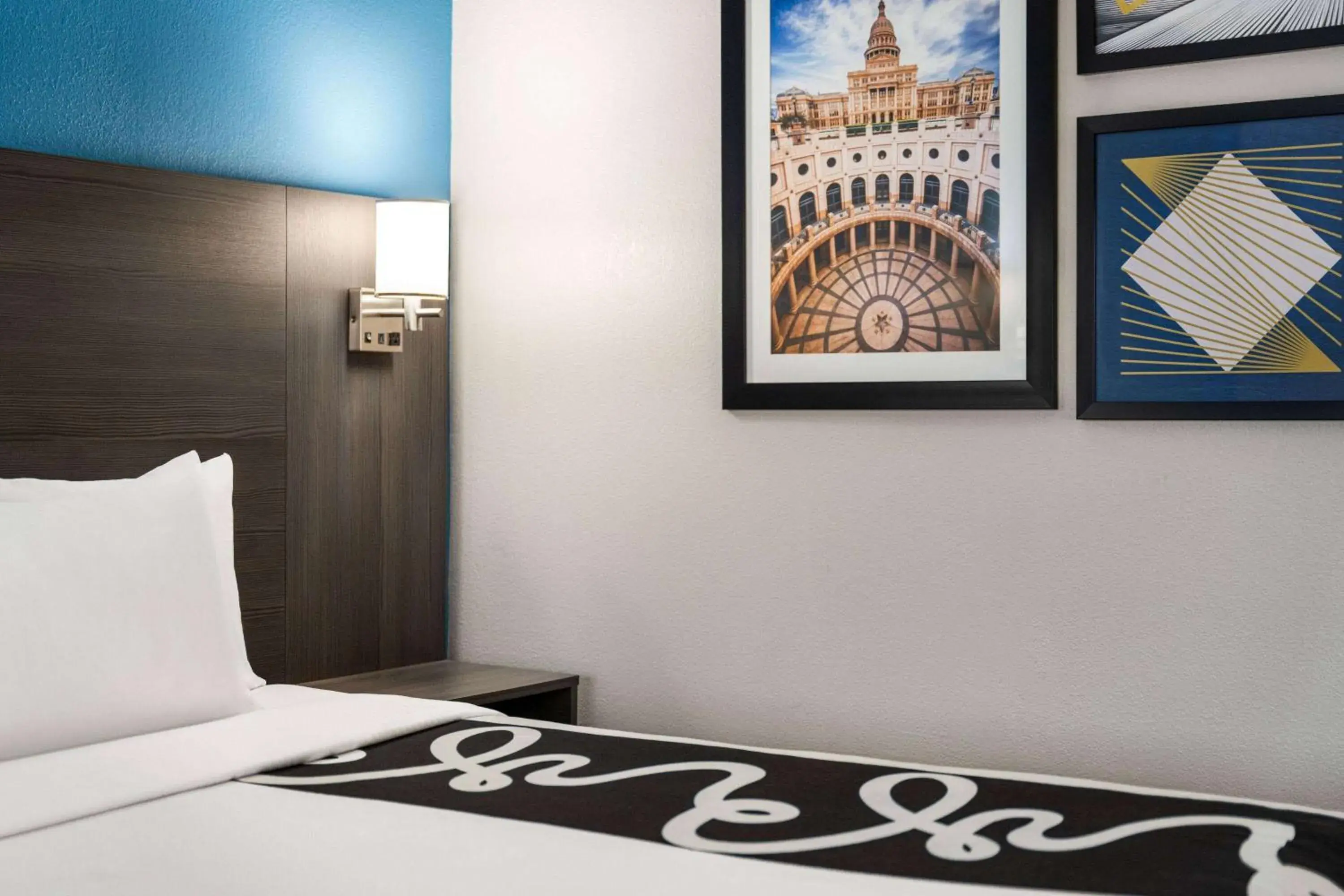 Photo of the whole room, Bed in La Quinta by Wyndham Round Rock North Photo of the whole room, Bed in La Quinta by Wyndham Round Rock North