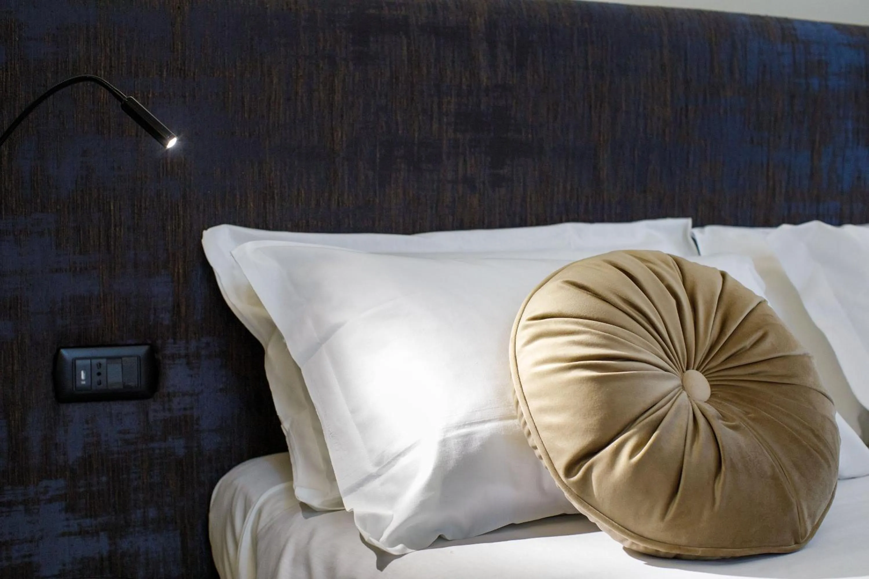 Decorative detail, Bed in MelRose Napoli