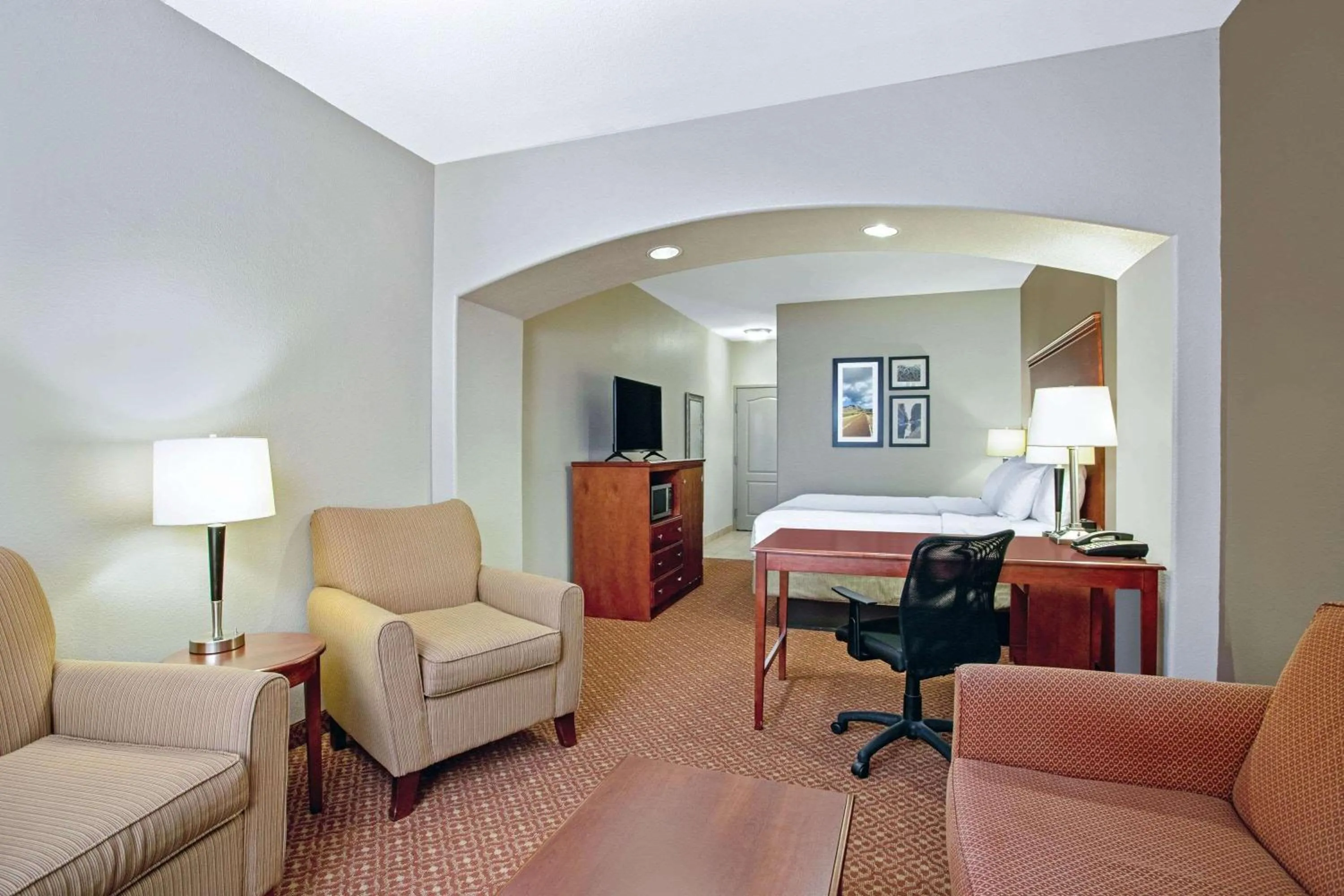 Photo of the whole room in La Quinta by Wyndham Fairfield TX