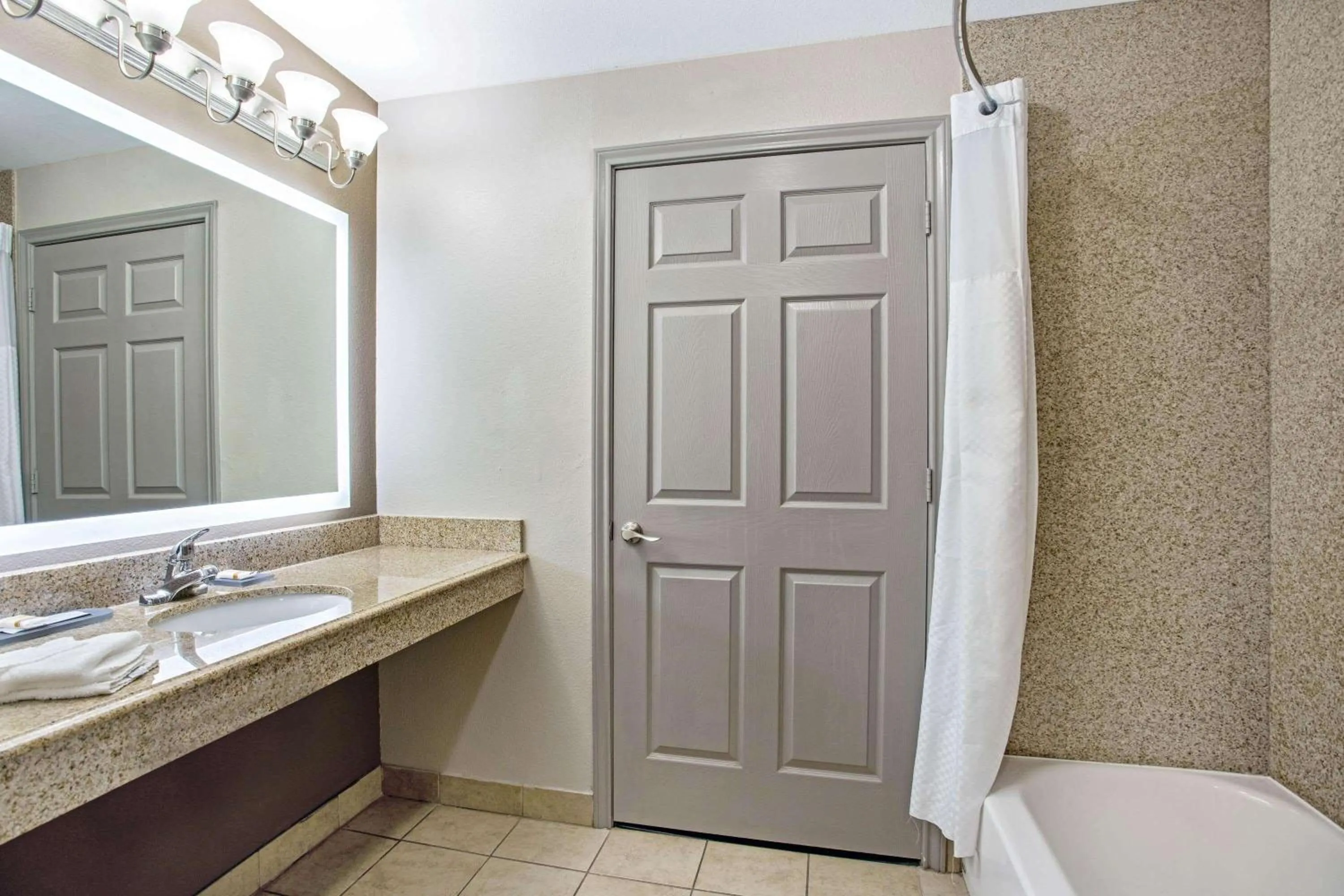 Bathroom in La Quinta by Wyndham Fairfield TX
