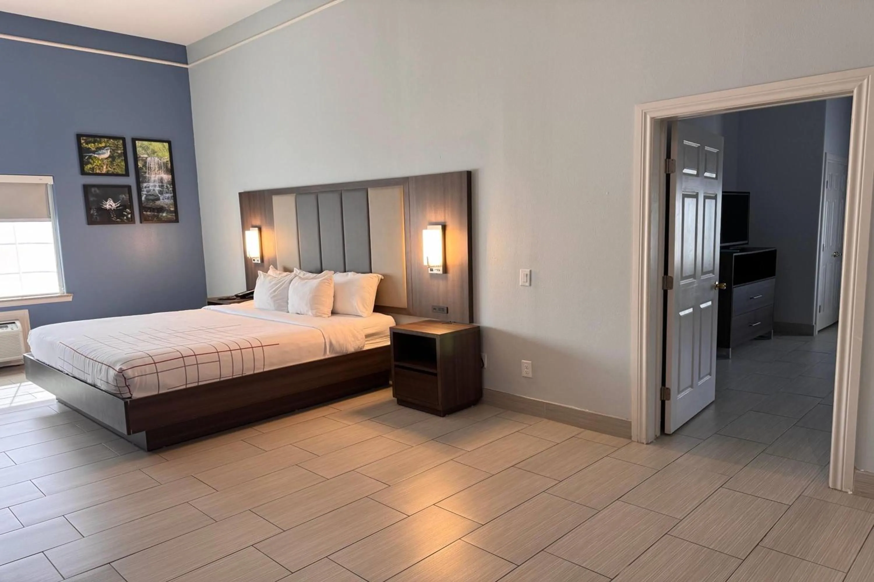 Photo of the whole room, Bed in La Quinta by Wyndham Alamo-McAllen East