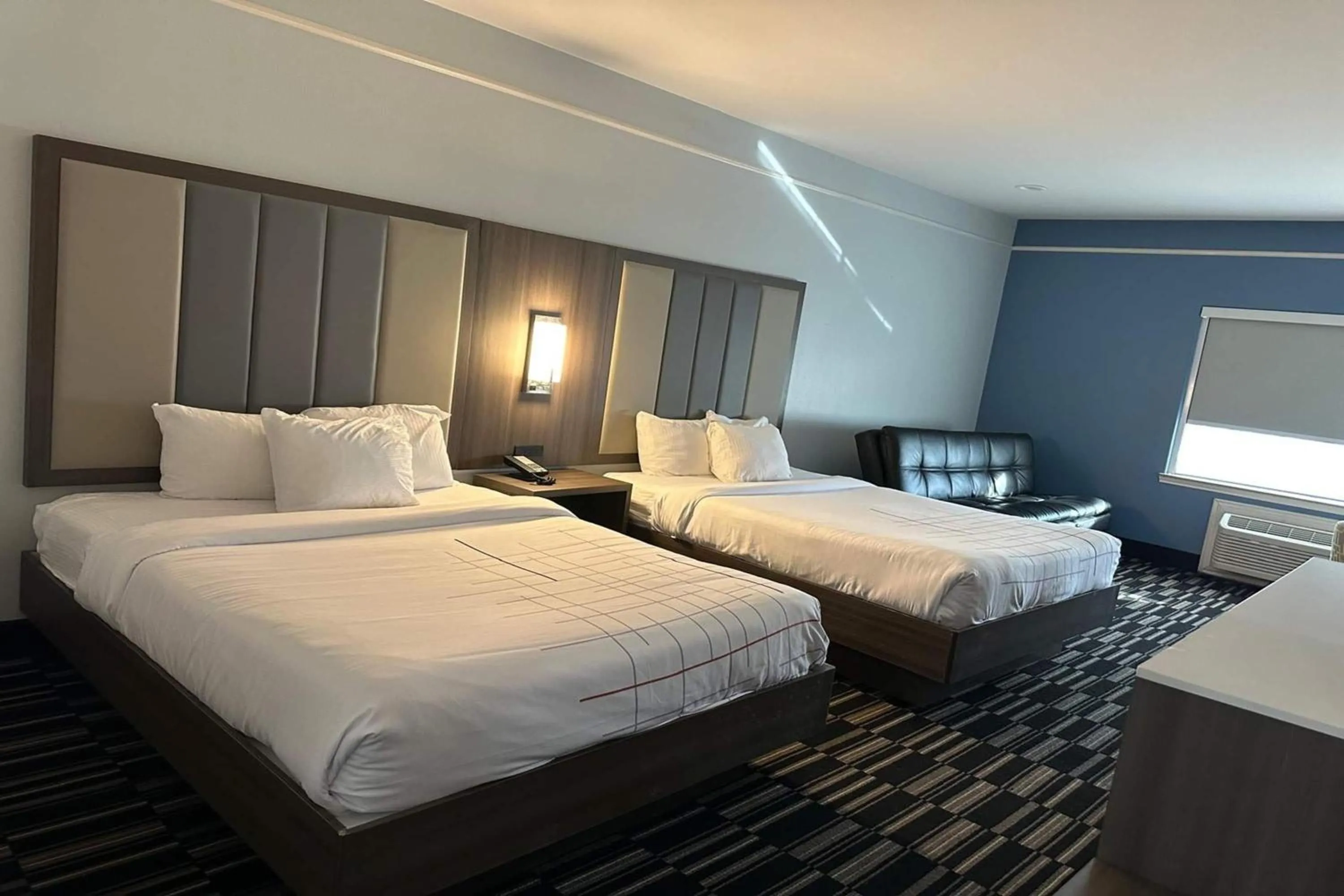 Photo of the whole room, Bed in La Quinta by Wyndham Alamo-McAllen East