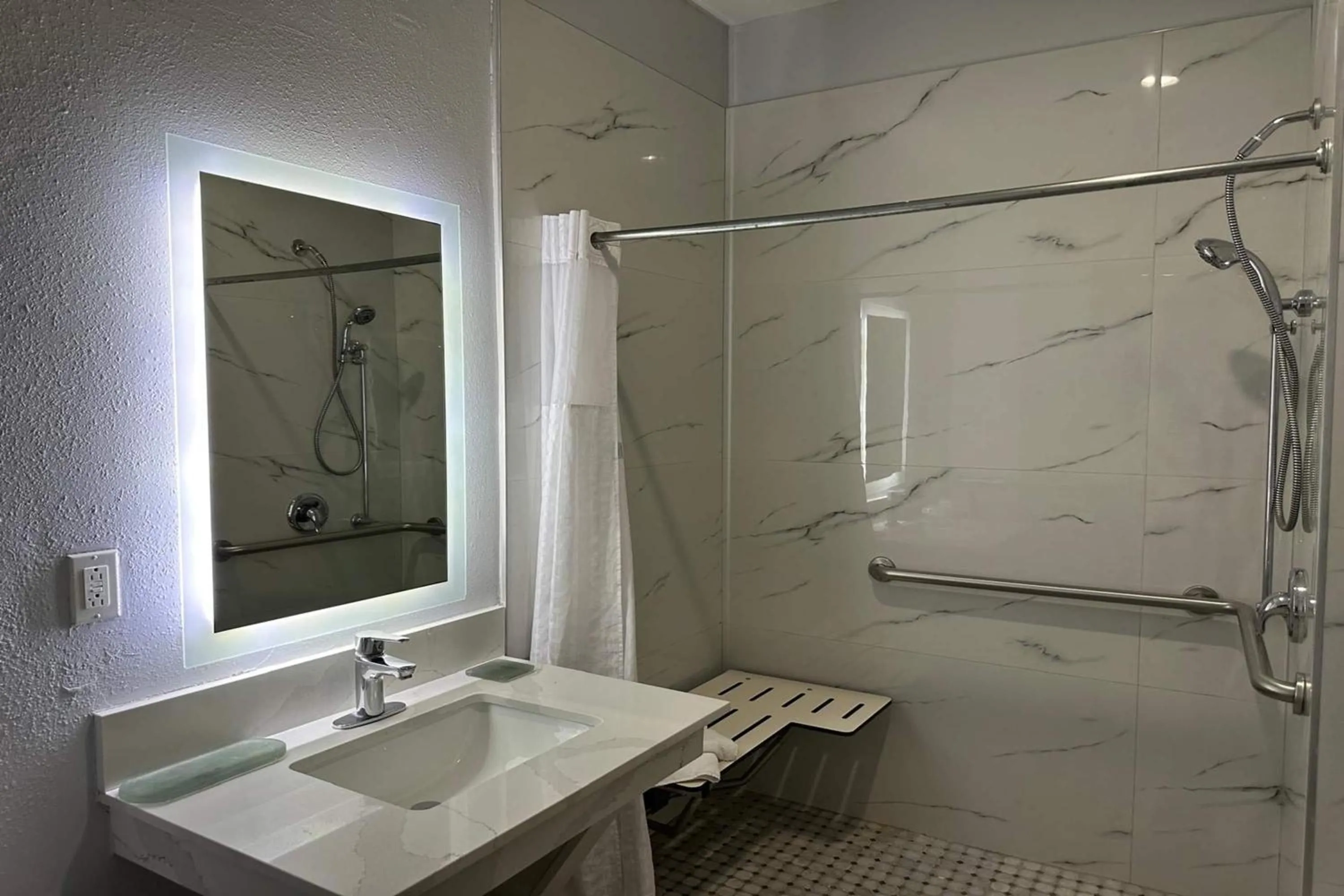 Shower in La Quinta by Wyndham Alamo-McAllen East