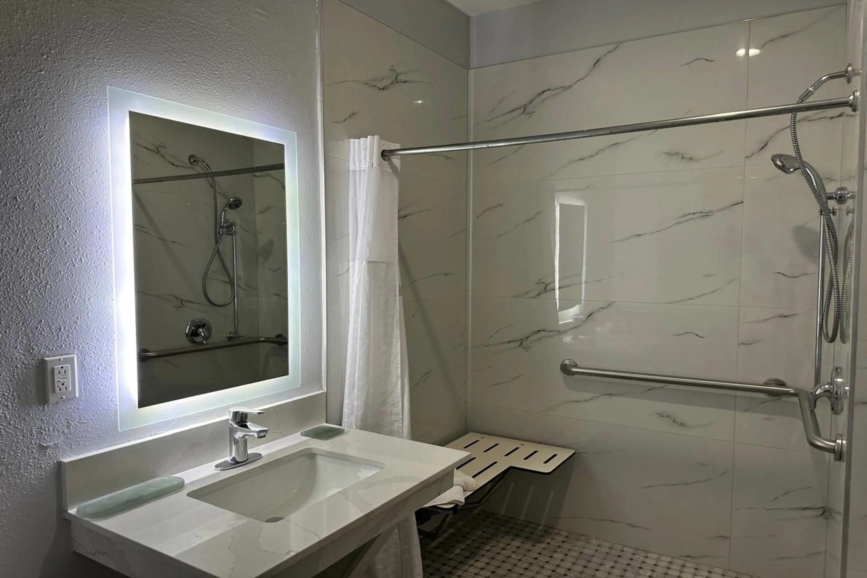 Shower in La Quinta by Wyndham Alamo-McAllen East