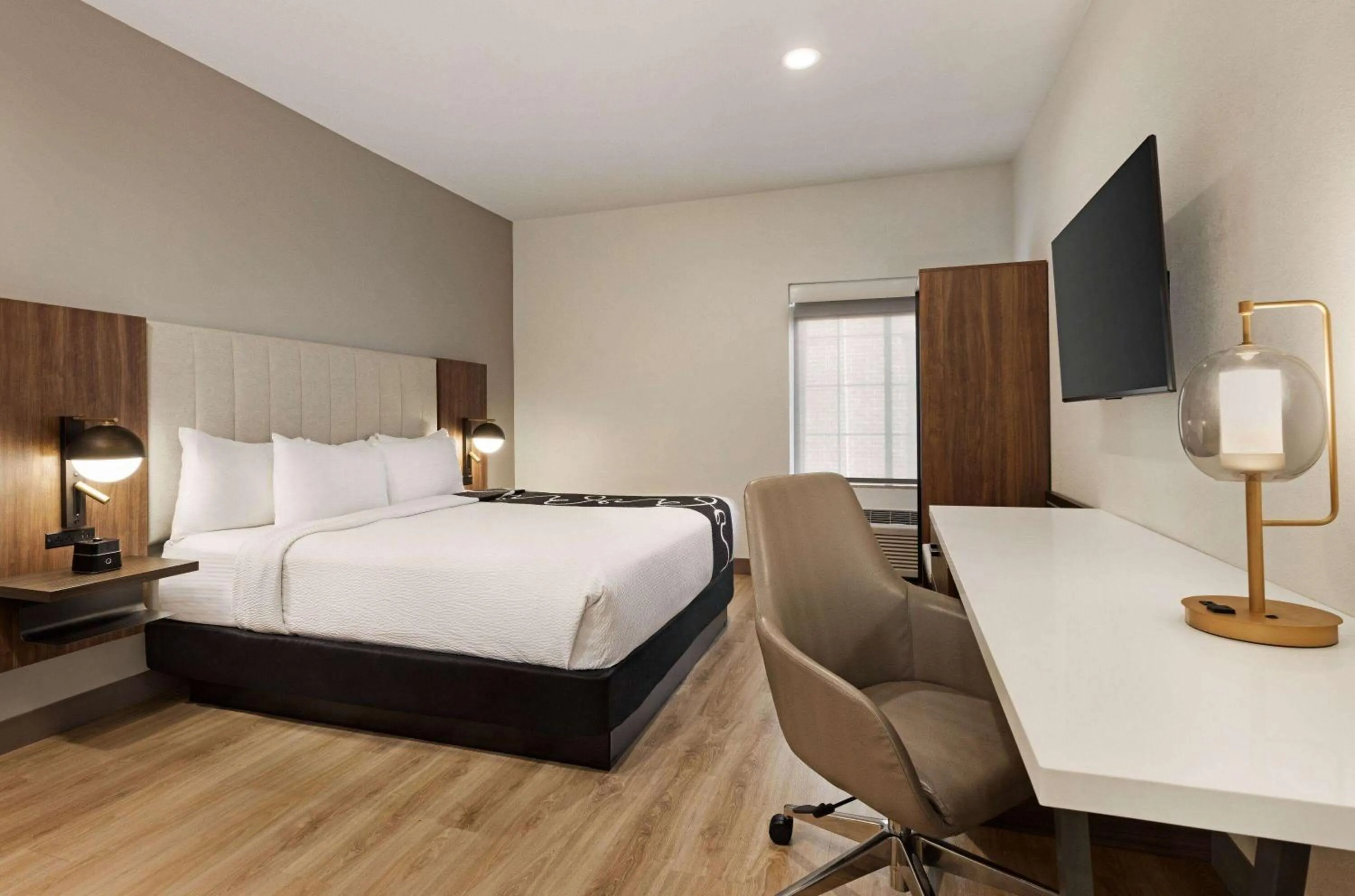 Photo of the whole room, Bed in La Quinta by Wyndham Port Arthur