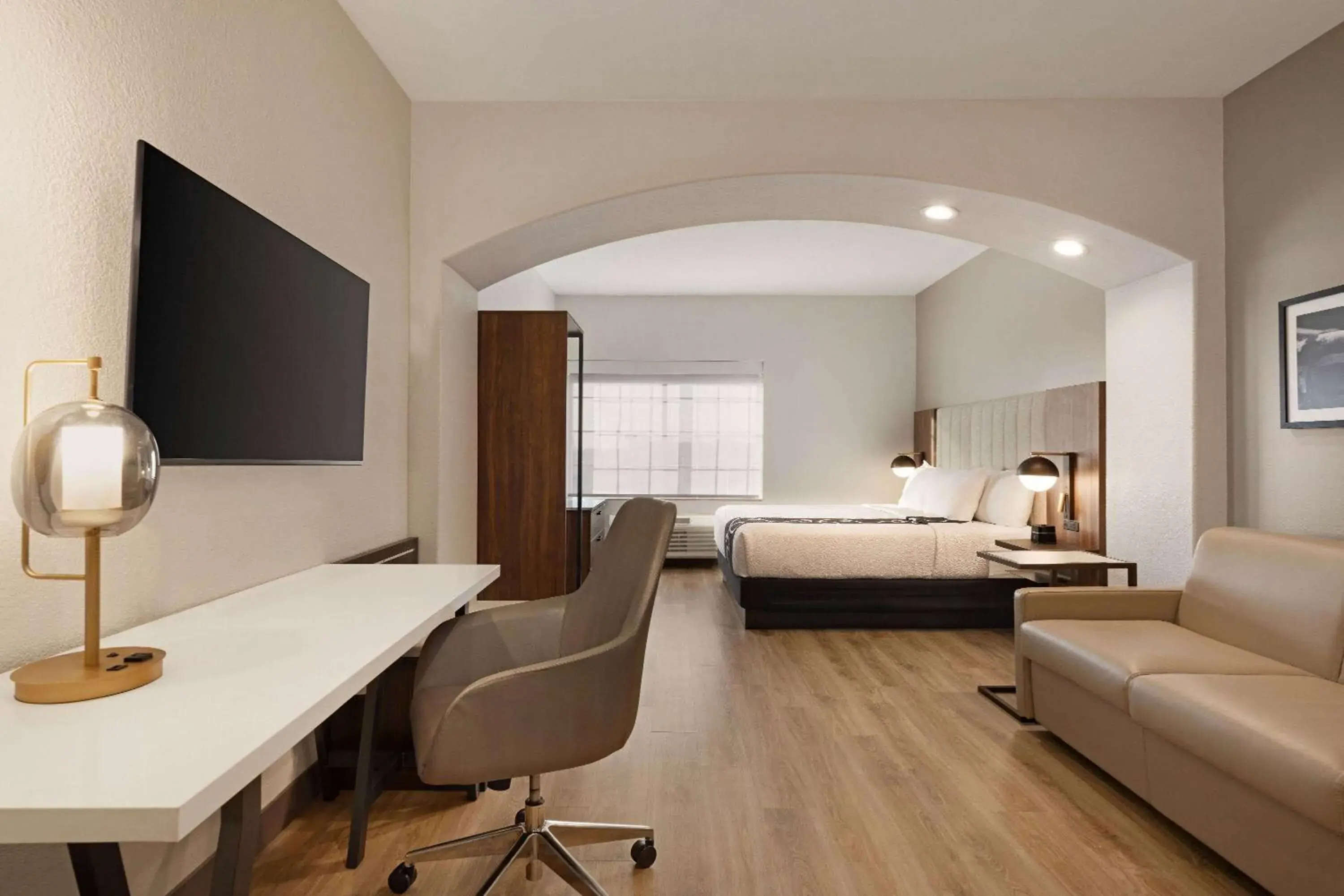 Photo of the whole room, Bed in La Quinta by Wyndham Port Arthur Photo of the whole room, Bed in La Quinta by Wyndham Port Arthur