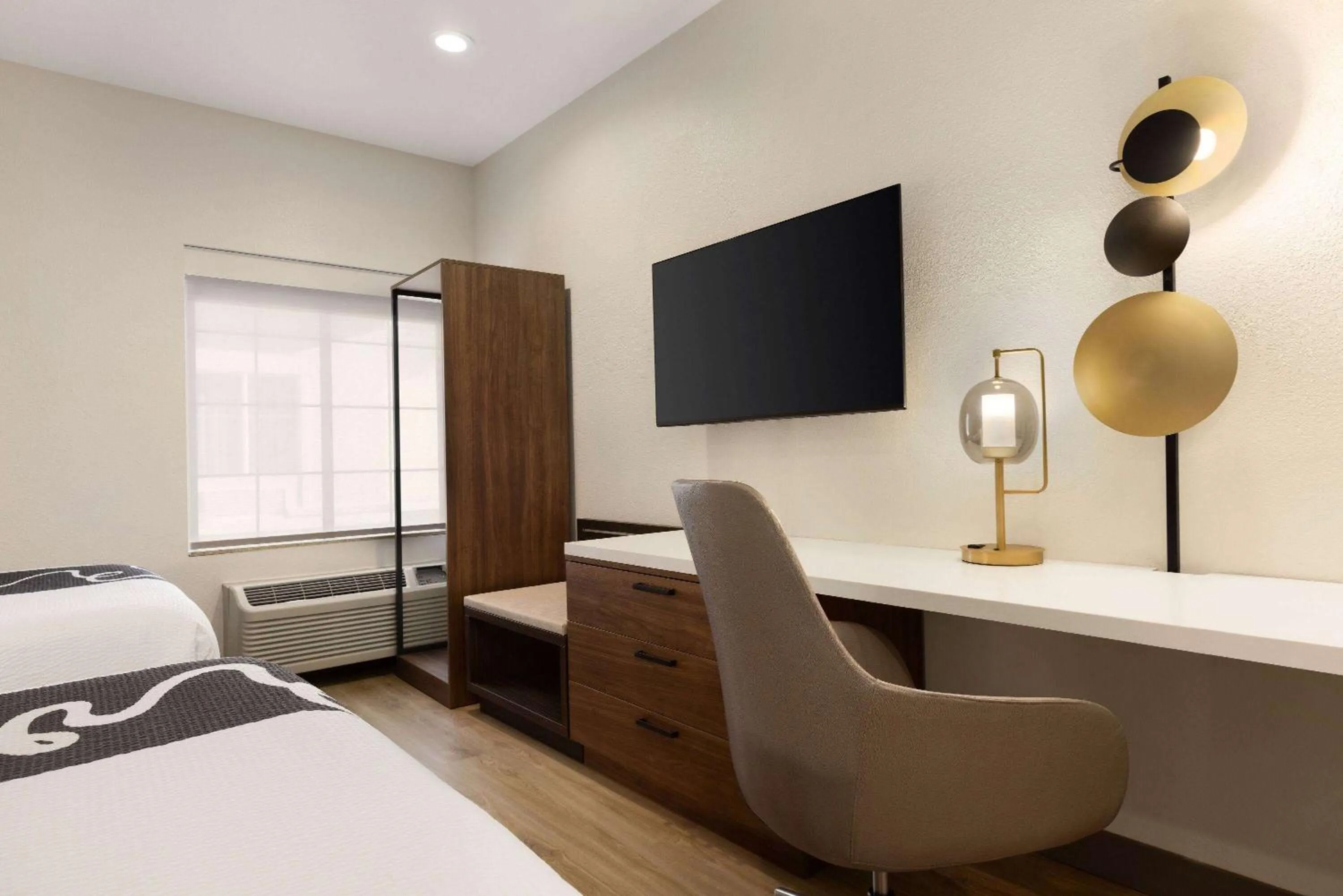 Photo of the whole room, Bed in La Quinta by Wyndham Port Arthur