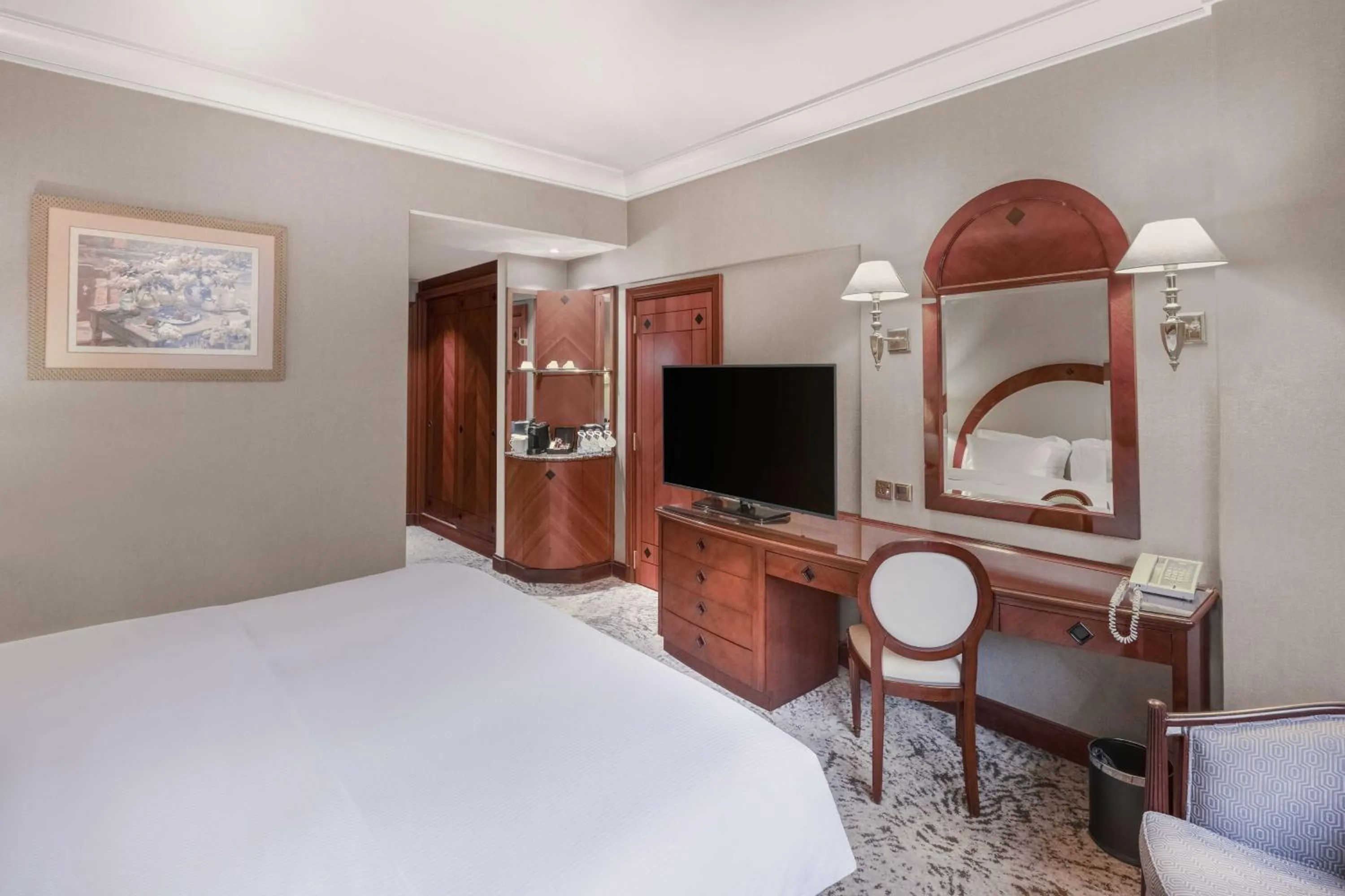 Bedroom, Bed in Madinah Hilton Hotel