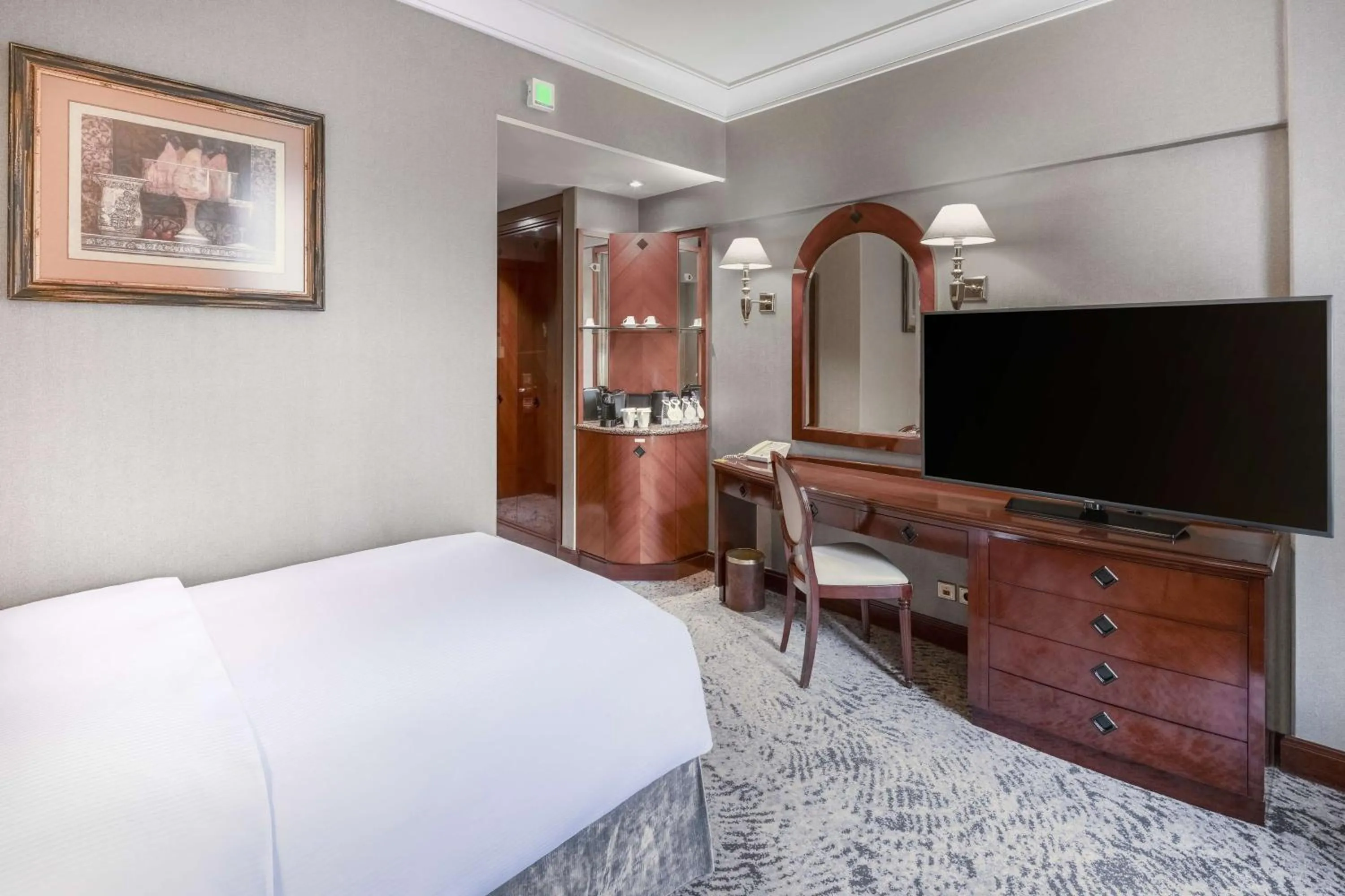 Bedroom, Bed in Madinah Hilton Hotel