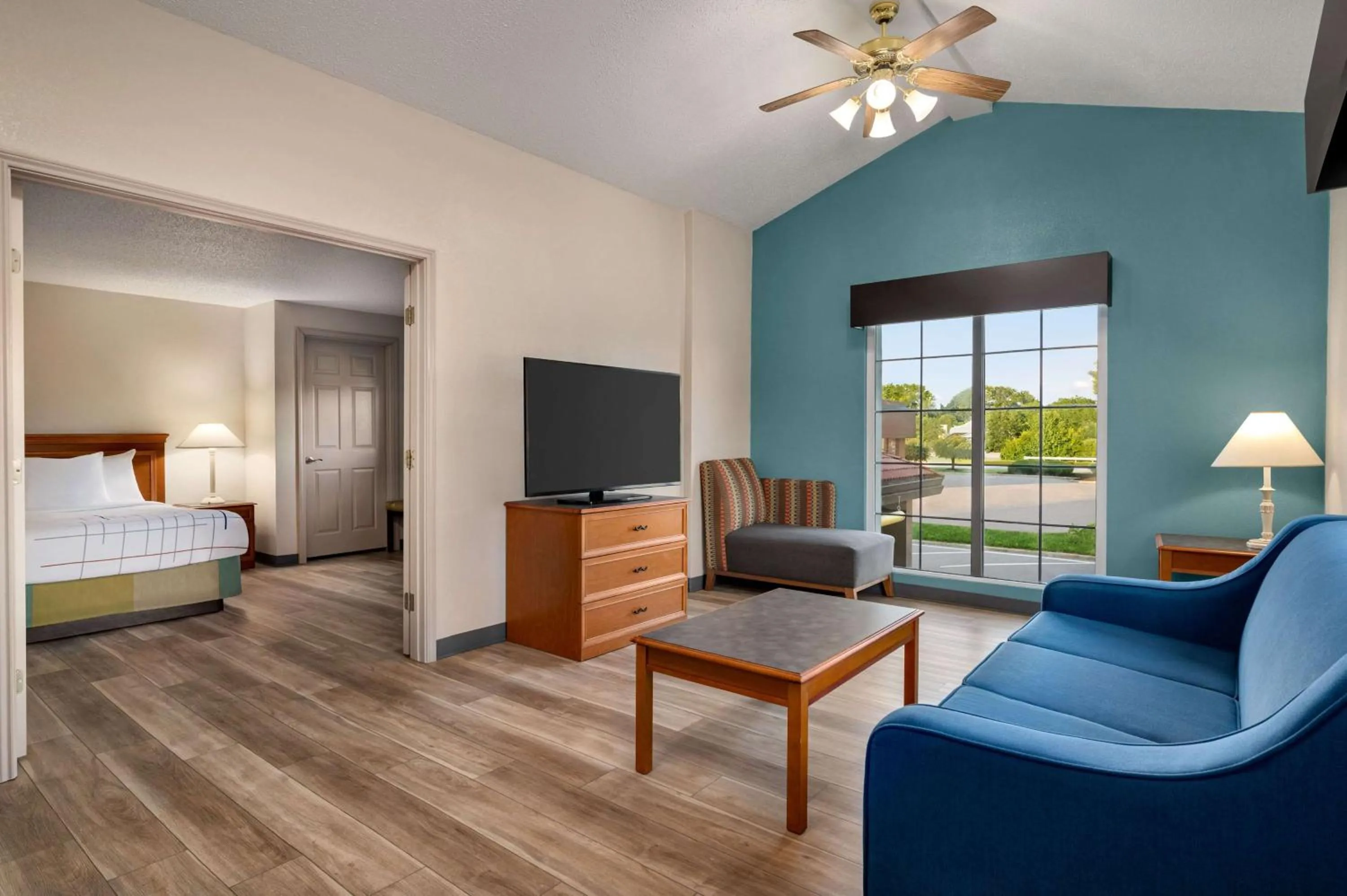 Bed in La Quinta Inn by Wyndham Columbus Airport Area
