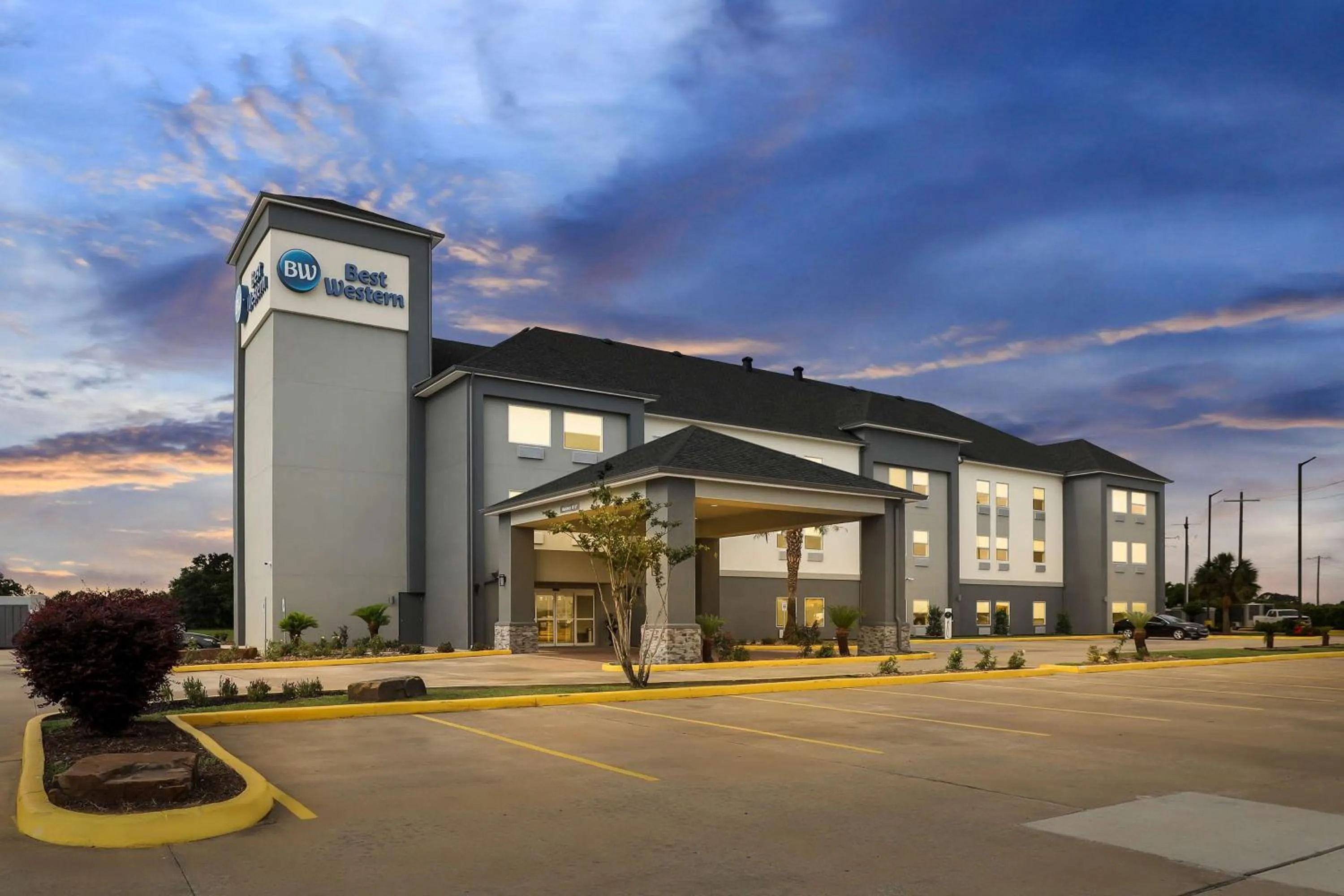 Property building in Best Western Iowa - Lake Charles East