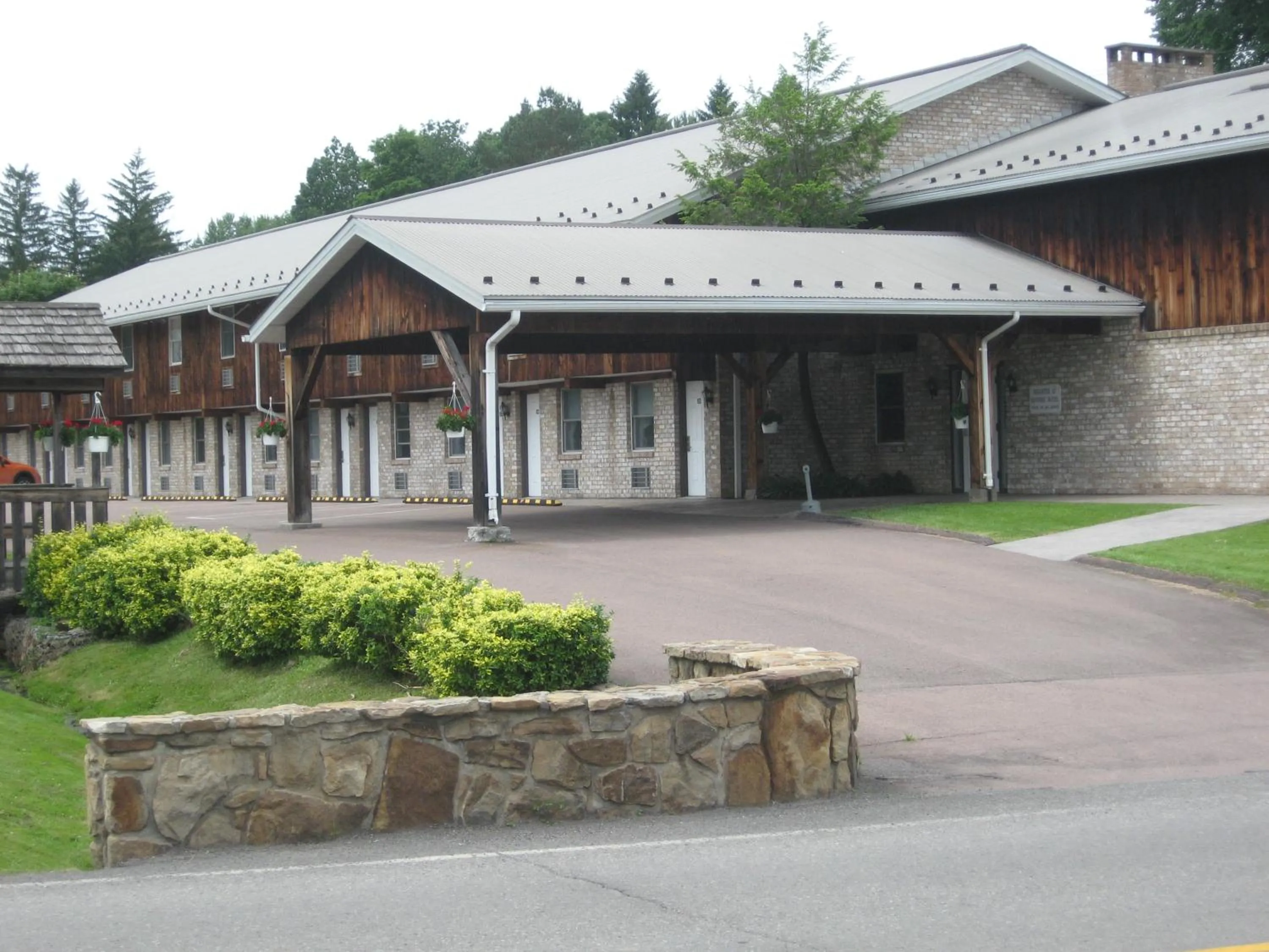 Property building in Casselman Inn