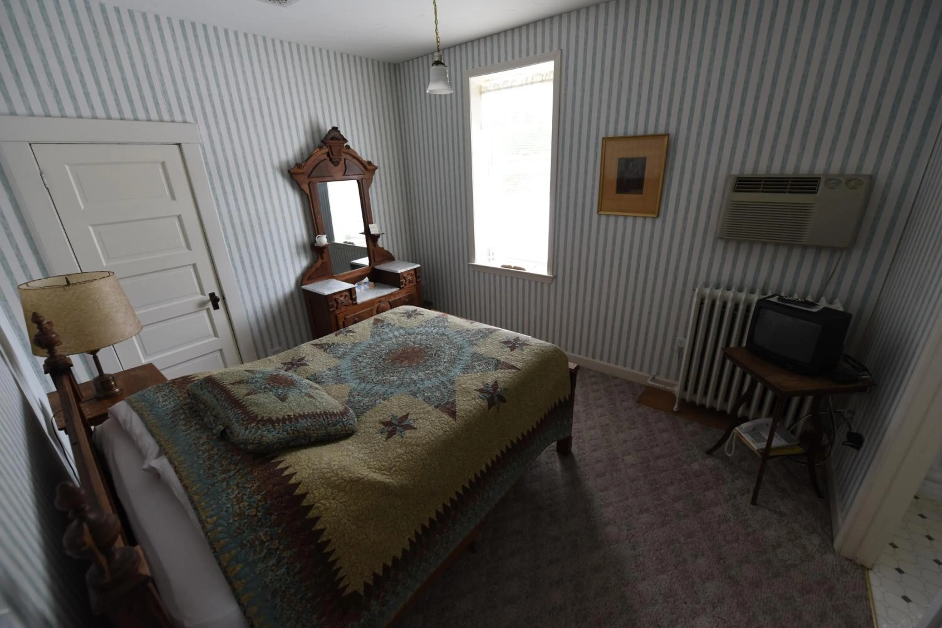 Bed in Casselman Inn