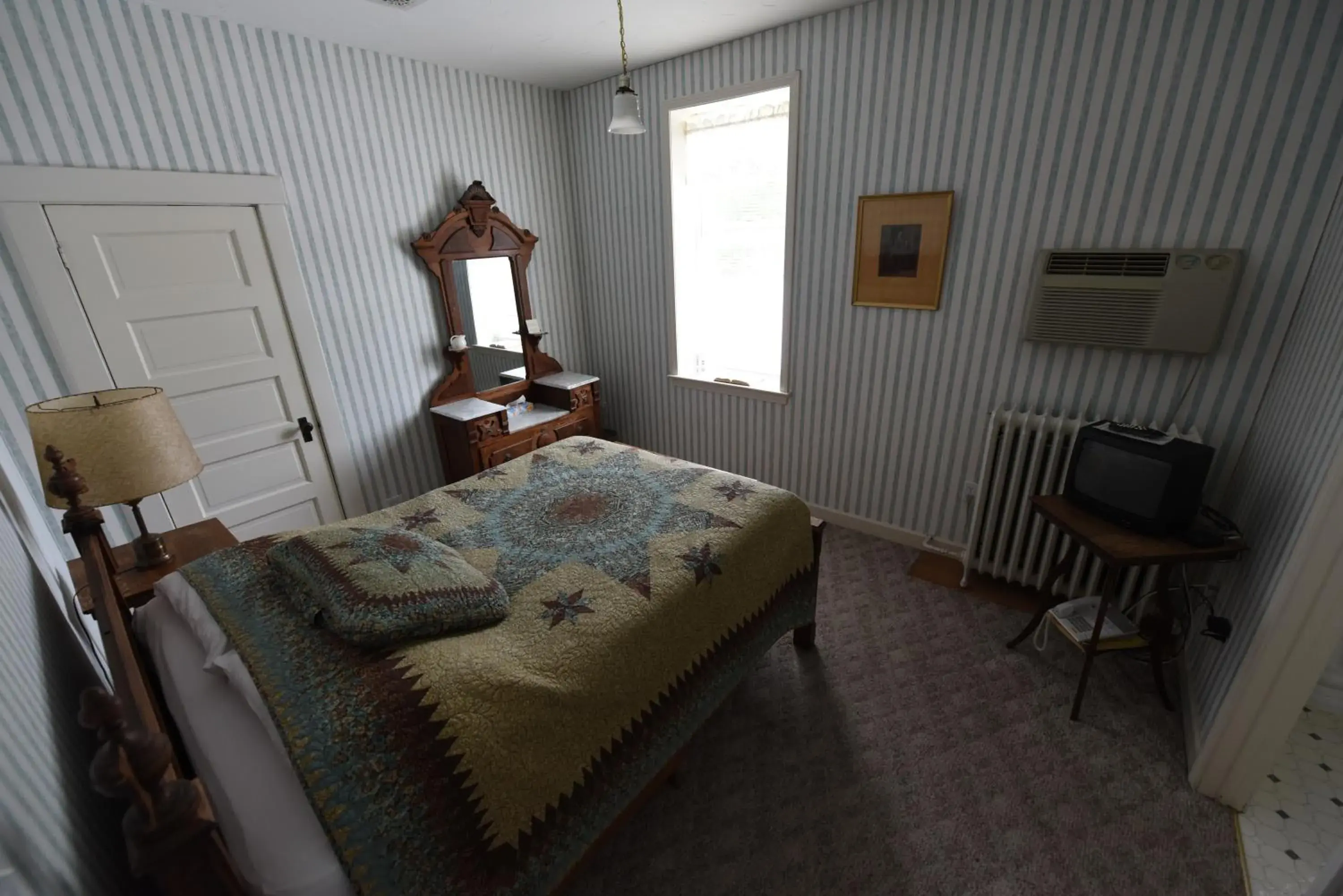 Deluxe Double Room with Bath in Casselman Inn Deluxe Double Room with Bath in Casselman Inn