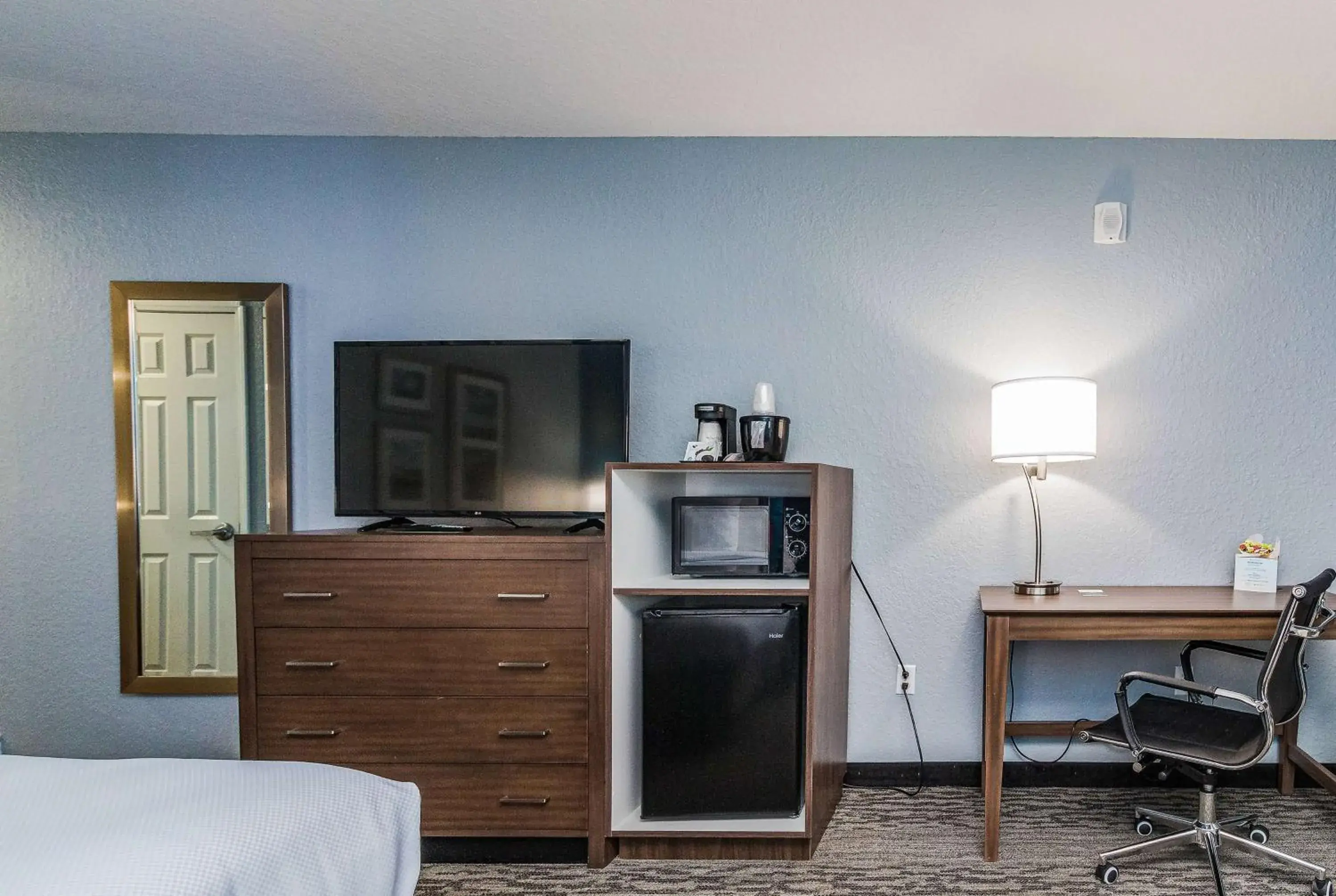 Deluxe King Room with Roll In Shower and Courtyard View - Mobility Accessible/Non-Smoking in La Quinta by Wyndham Tomball Deluxe King Room with Roll In Shower and Courtyard View - Mobility Accessible/Non-Smoking in La Quinta by Wyndham Tomball