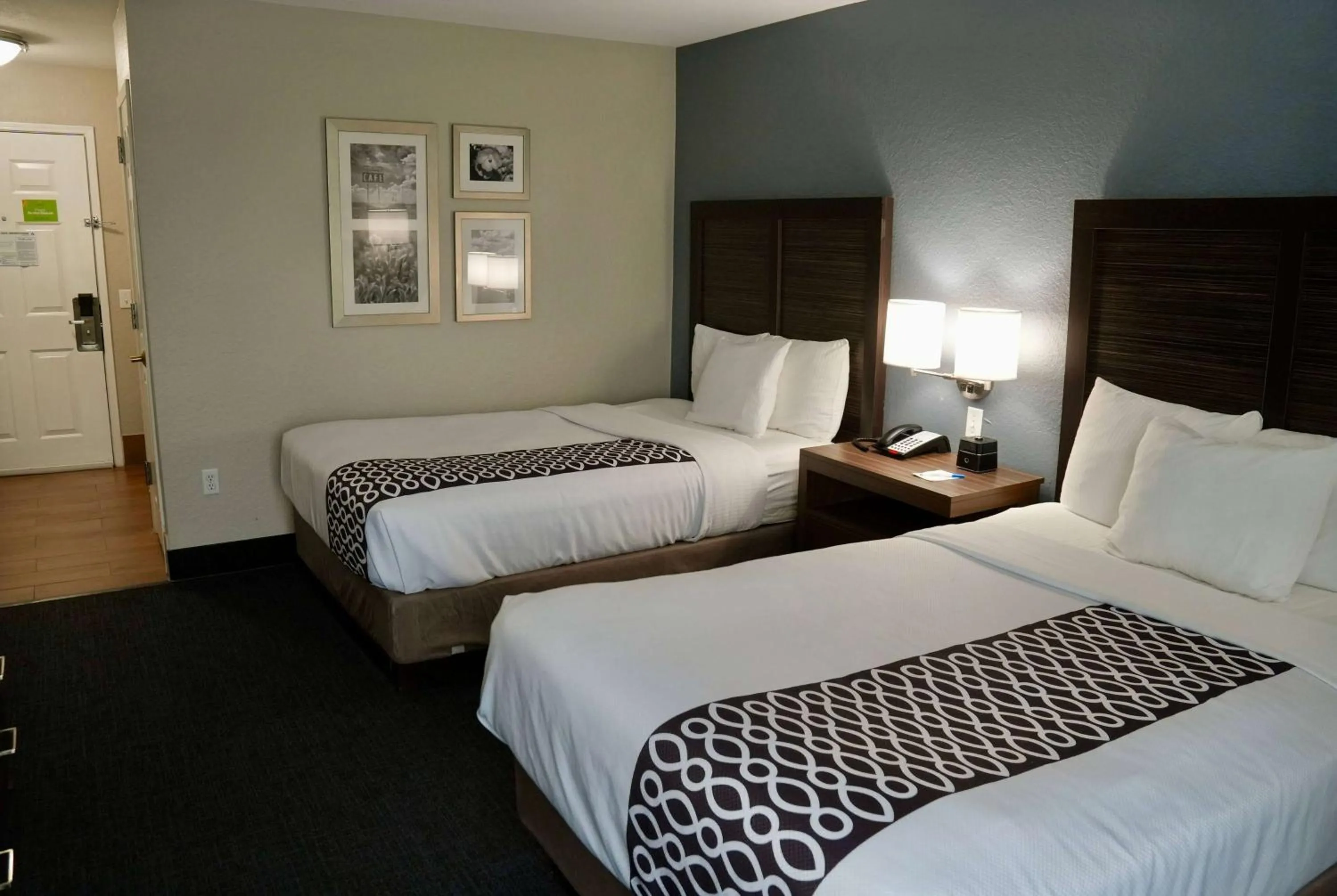 Photo of the whole room, Bed in La Quinta by Wyndham Tomball