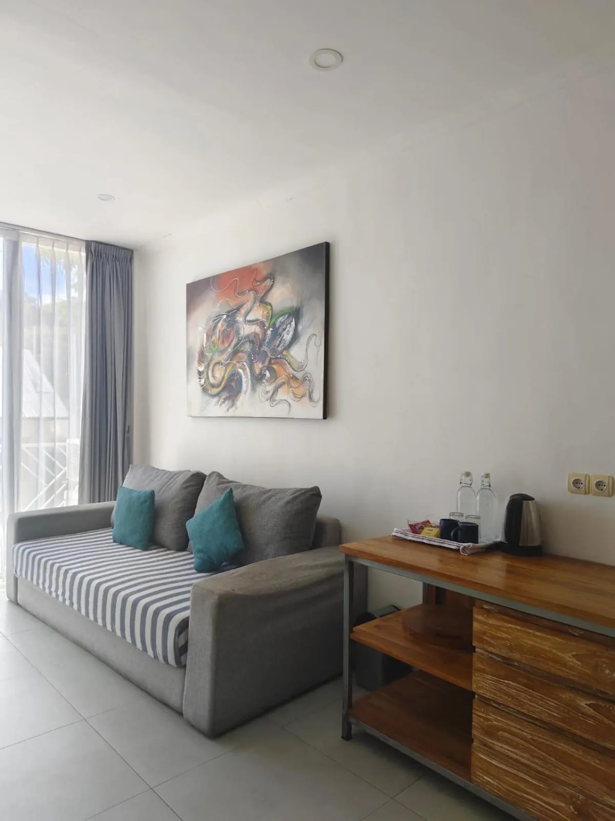 Coffee/tea facilities in Triple 8 Suites