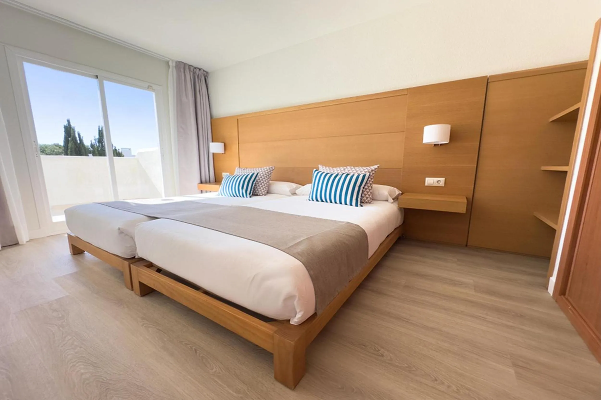 Photo of the whole room, Bed in BLUESEA Club Martha's