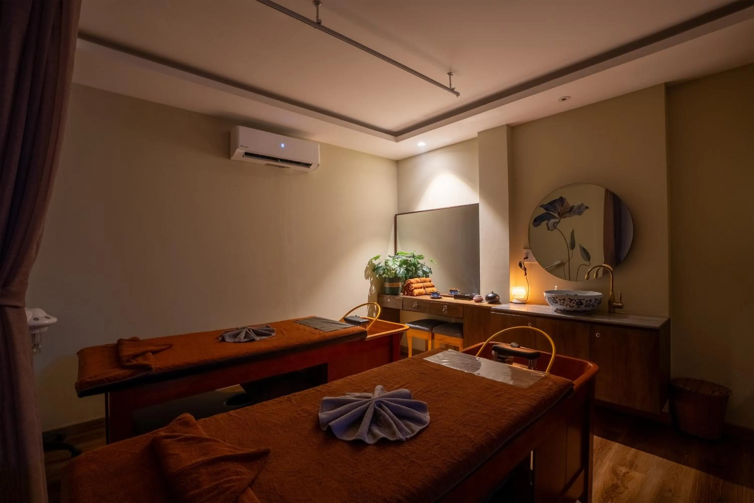 Massage, Bed in Alagon Saigon Hotel & Spa