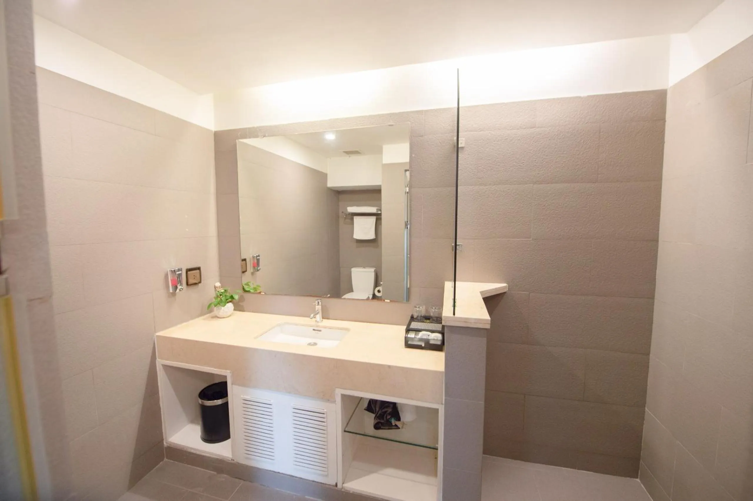 Bathroom in Hong Ha Hotel