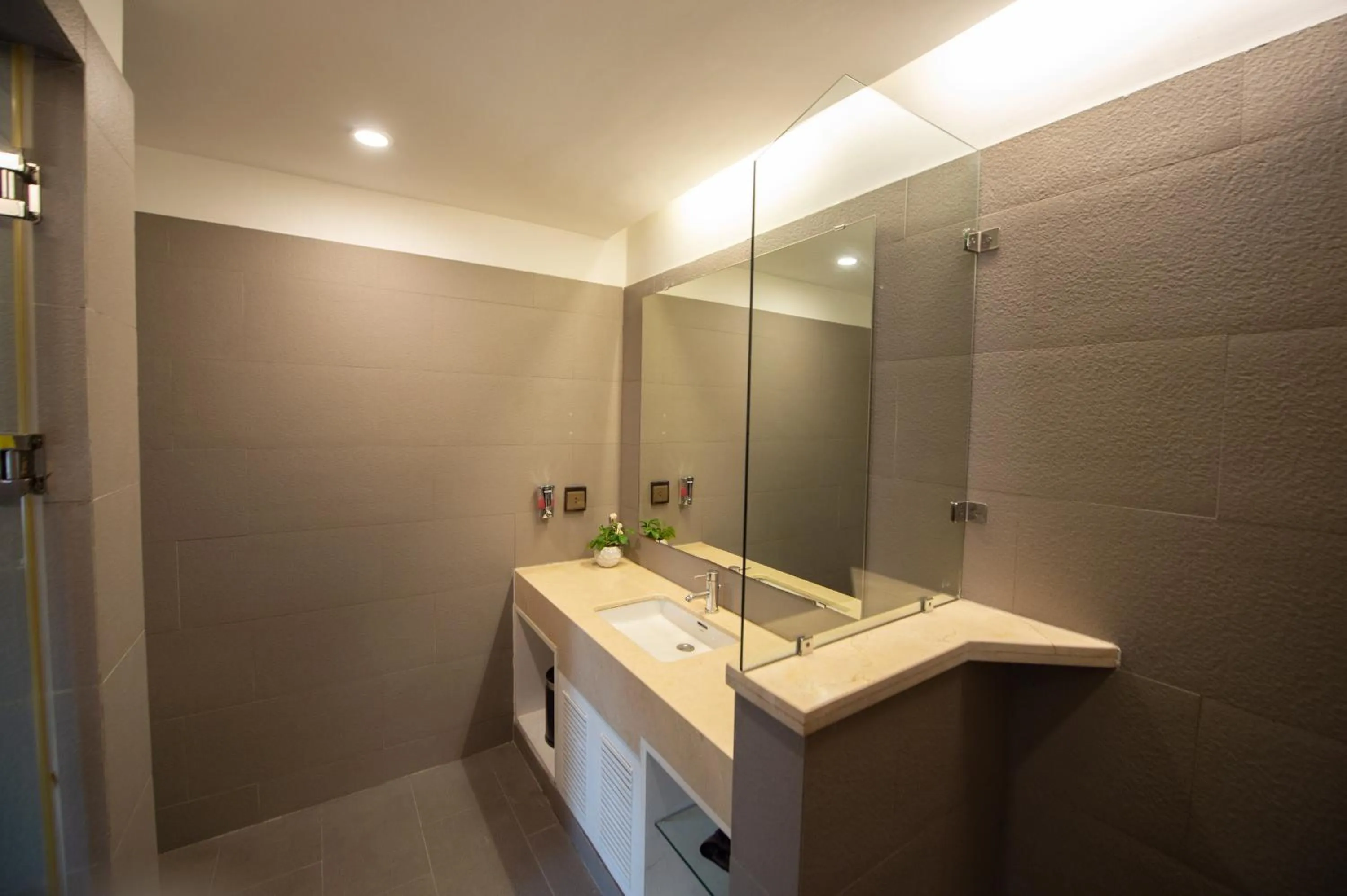 Bathroom in Hong Ha Hotel