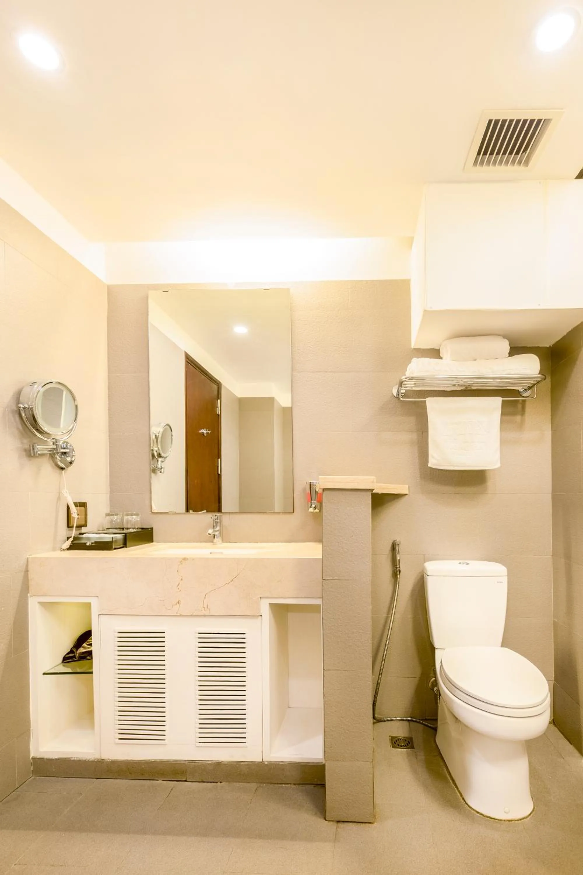 Bathroom in Hong Ha Hotel