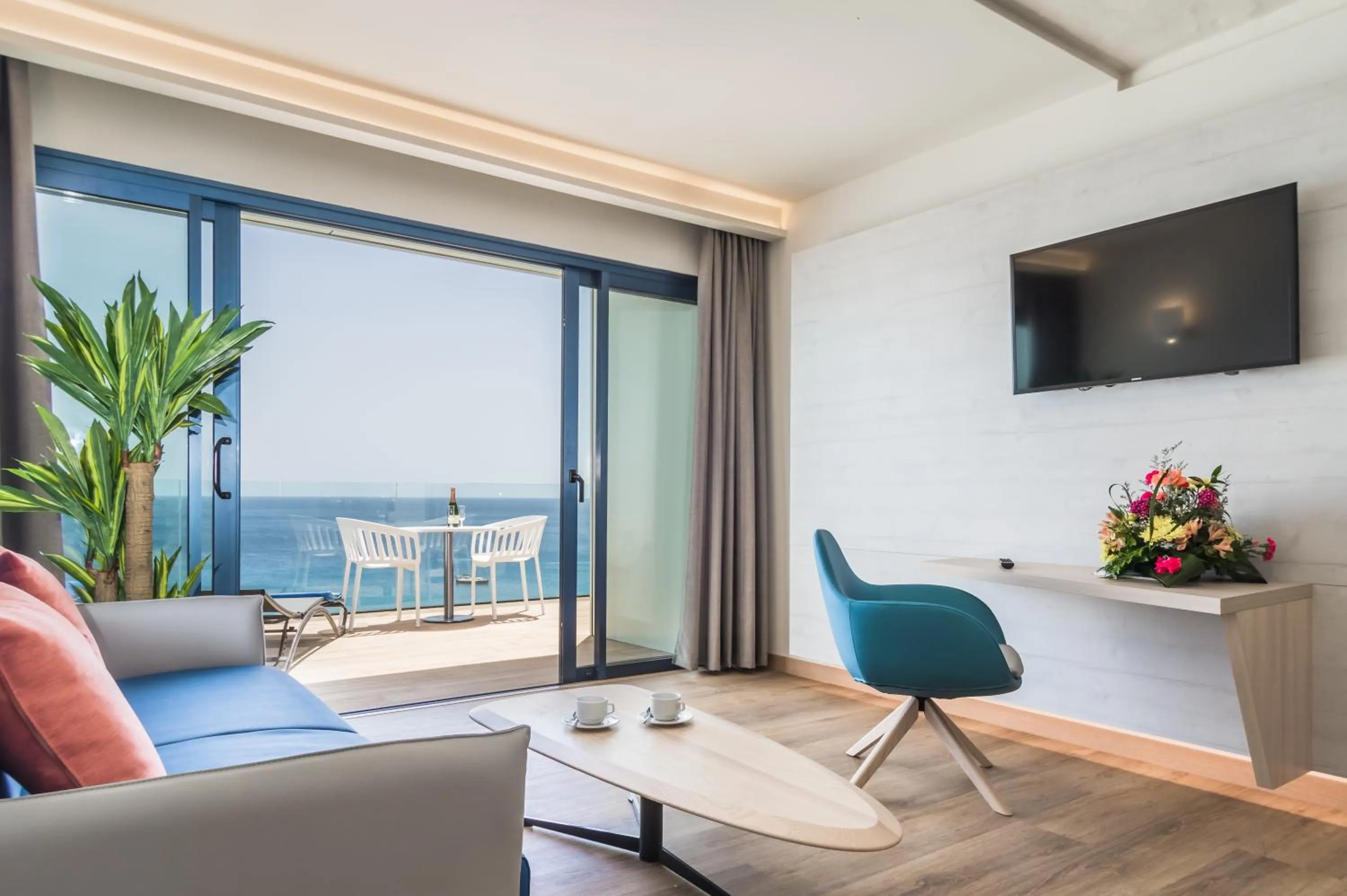 Living room in Apartamentos Garden & Sea Boutique Lodging by LIVVO