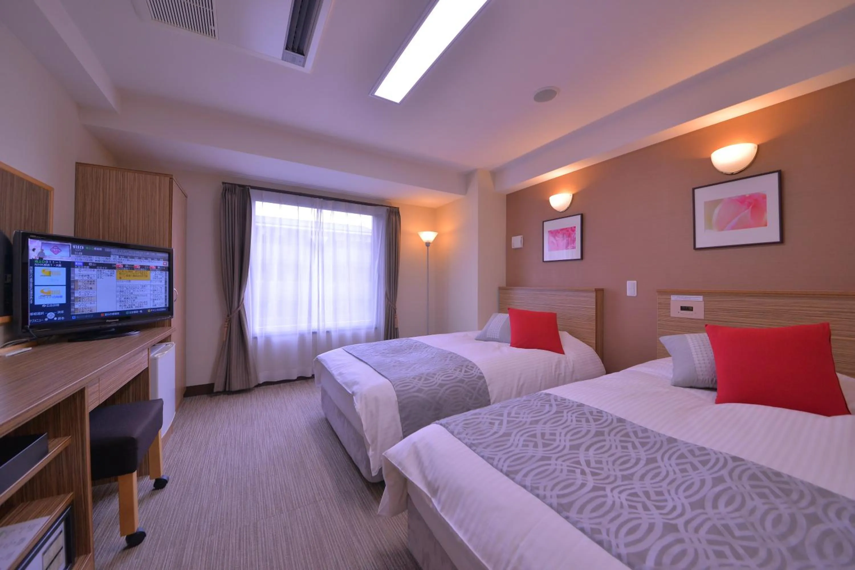 Bed, TV/Entertainment Center in Kyoto Hana Hotel
