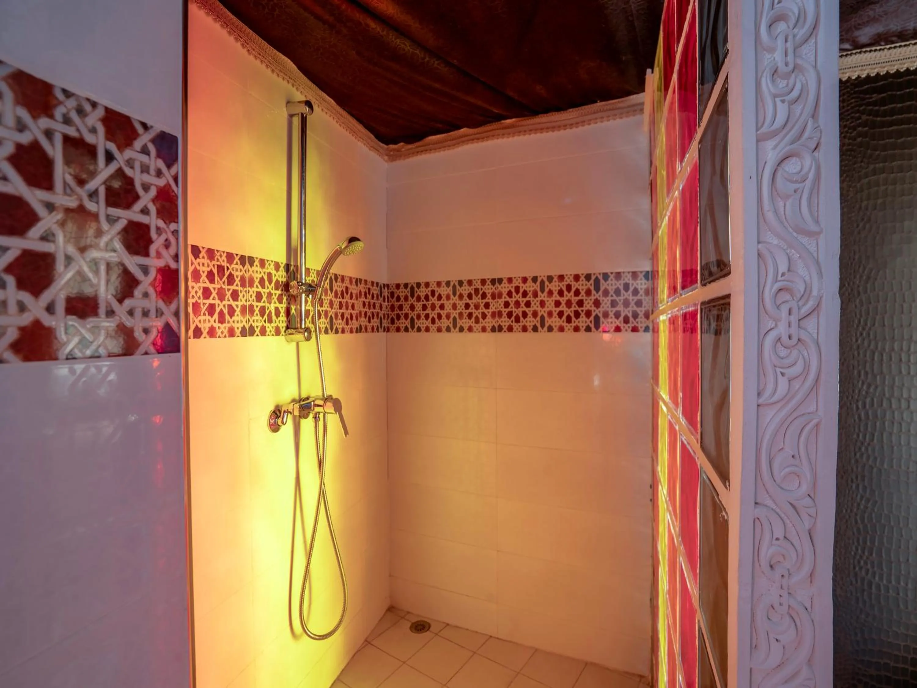 Shower in Clé De Sol Riad & SPA