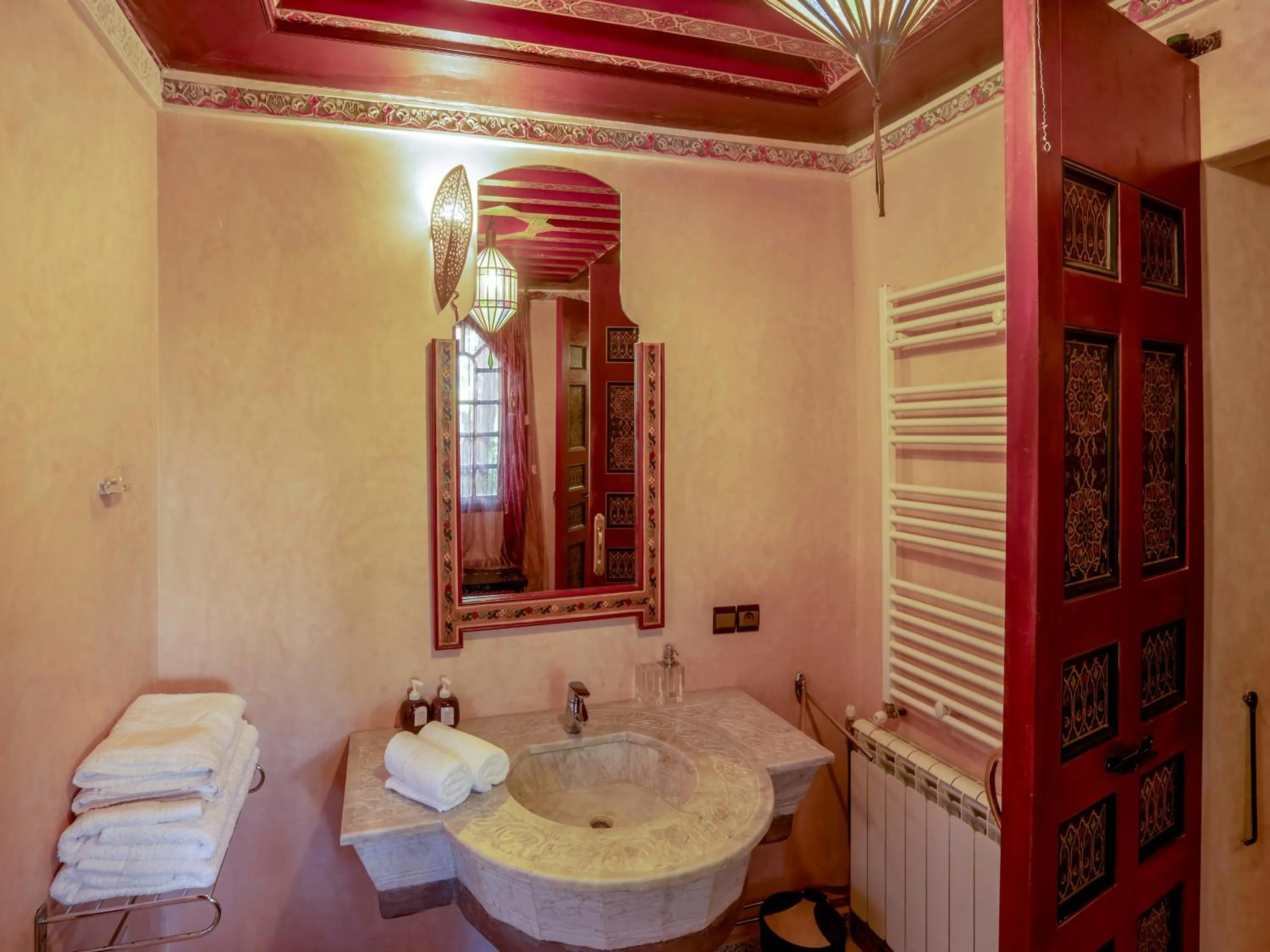 Bathroom in Clé De Sol Riad & SPA
