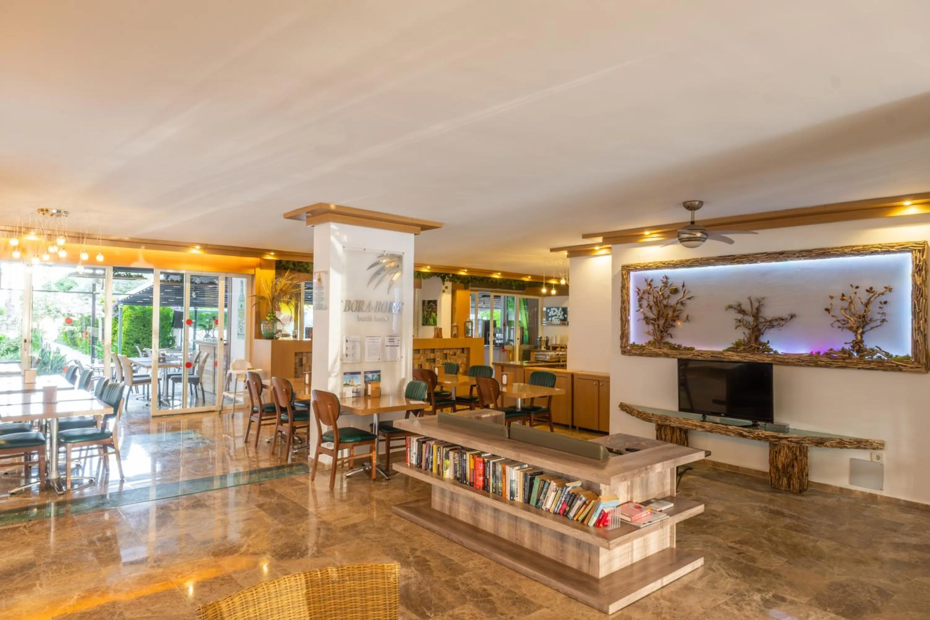 Communal lounge/ TV room in Bora Bora Butik Hotel