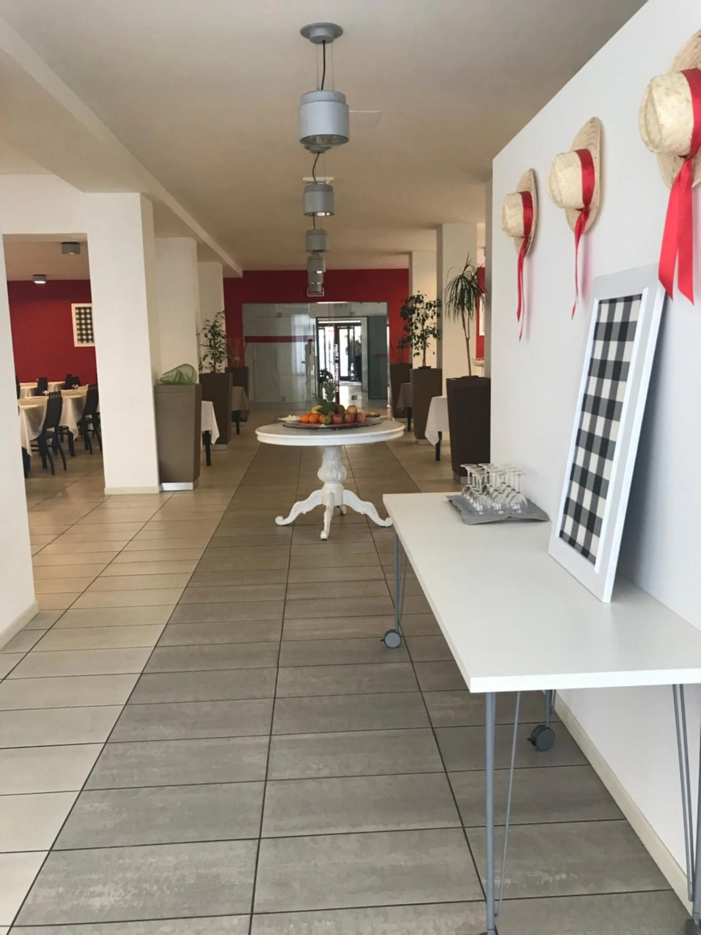 Restaurant/places to eat in Hotel Royal