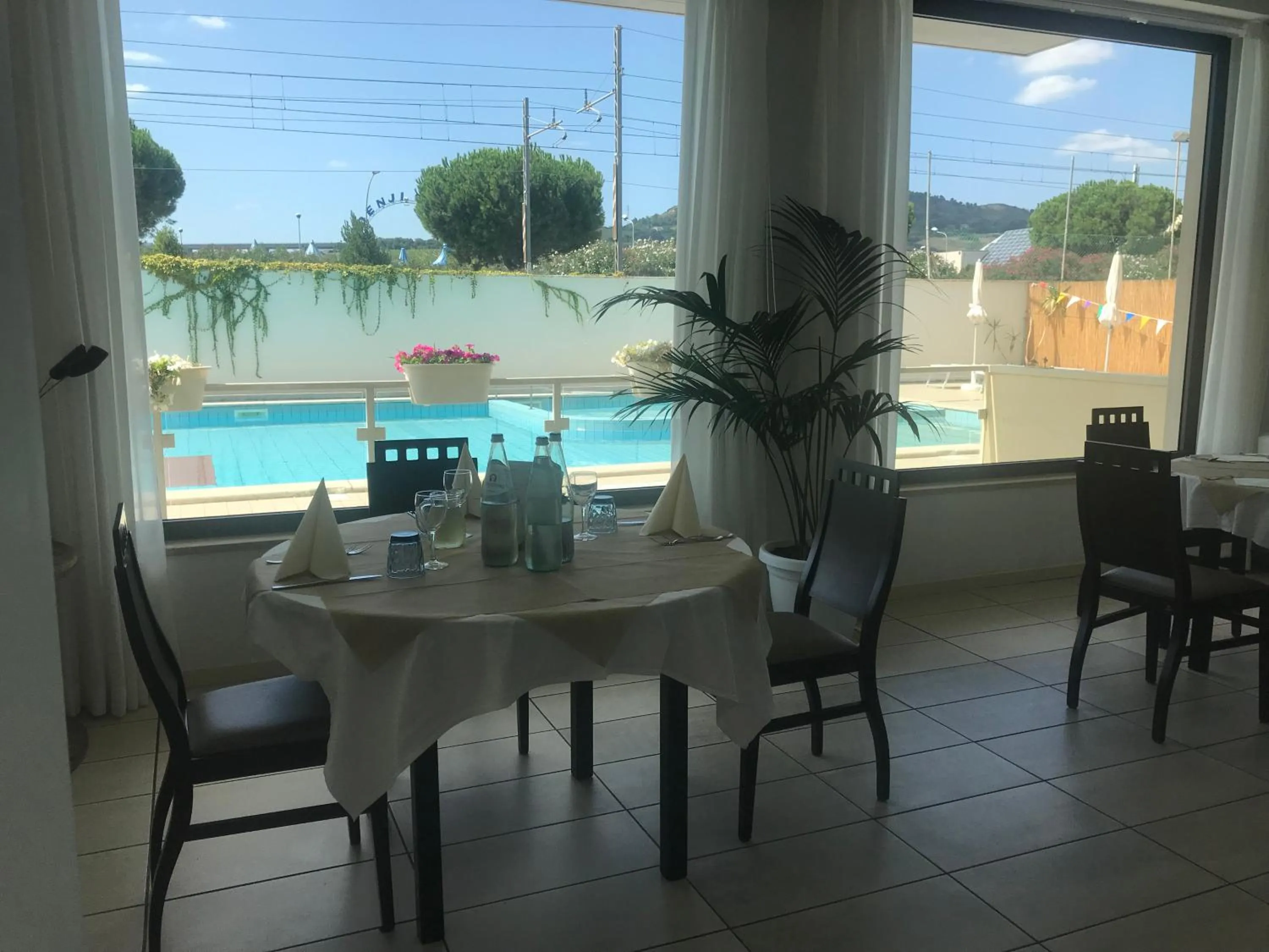 Restaurant/places to eat in Hotel Royal