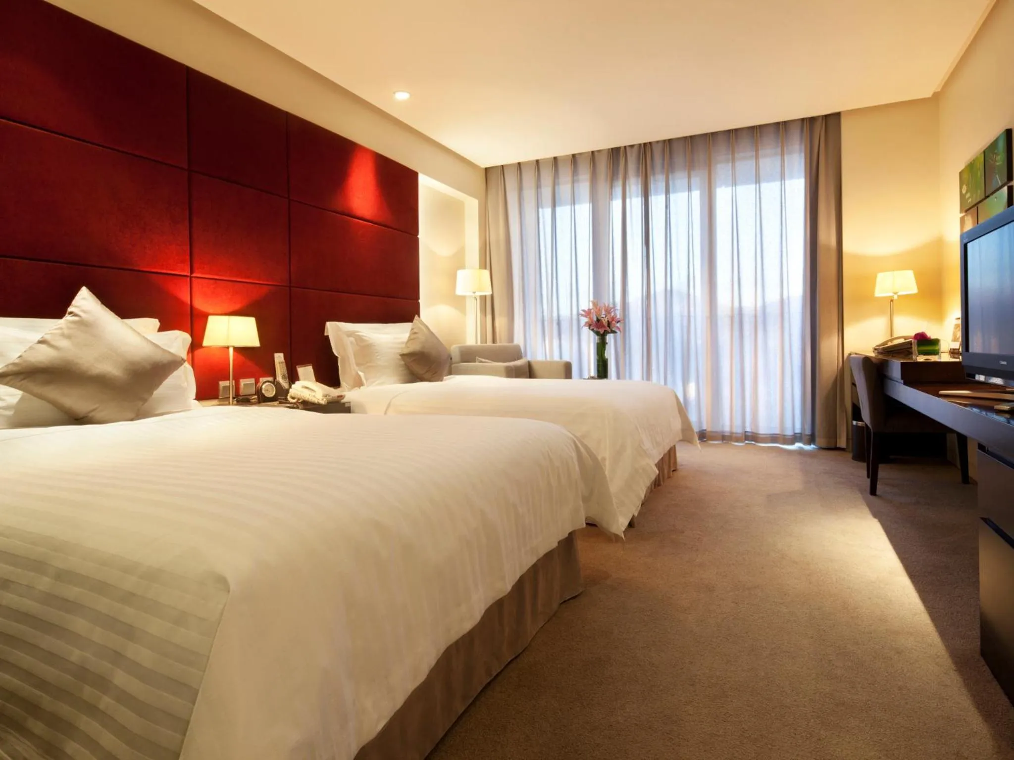 Bedroom, Bed in Howard Johnson Parkland Hotel Dalian