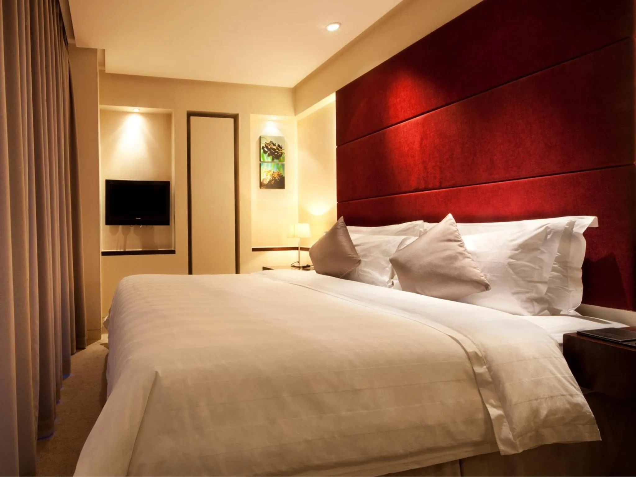 Bedroom, Bed in Howard Johnson Parkland Hotel Dalian