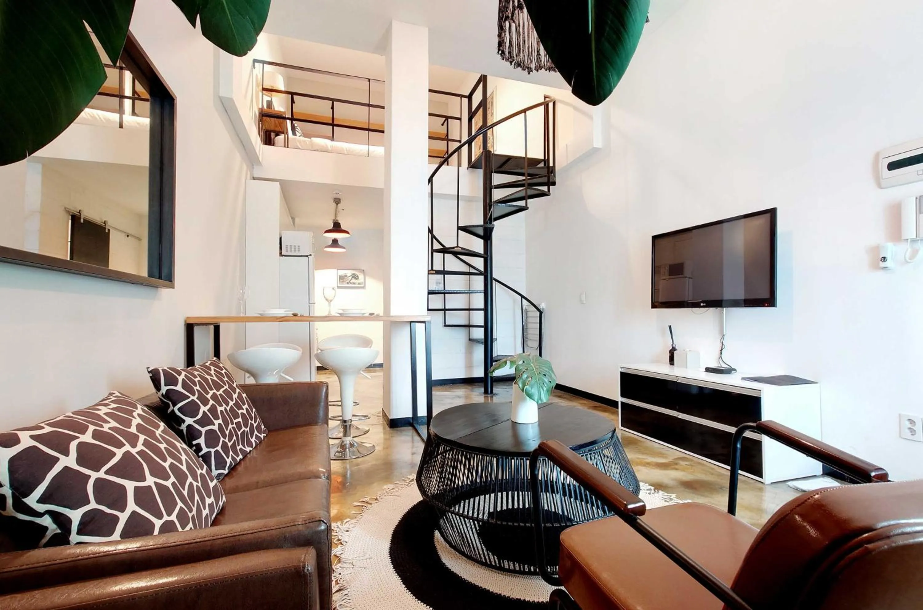 TV and multimedia in Seoul Loft Apartments - SLA 7 Night Minimum