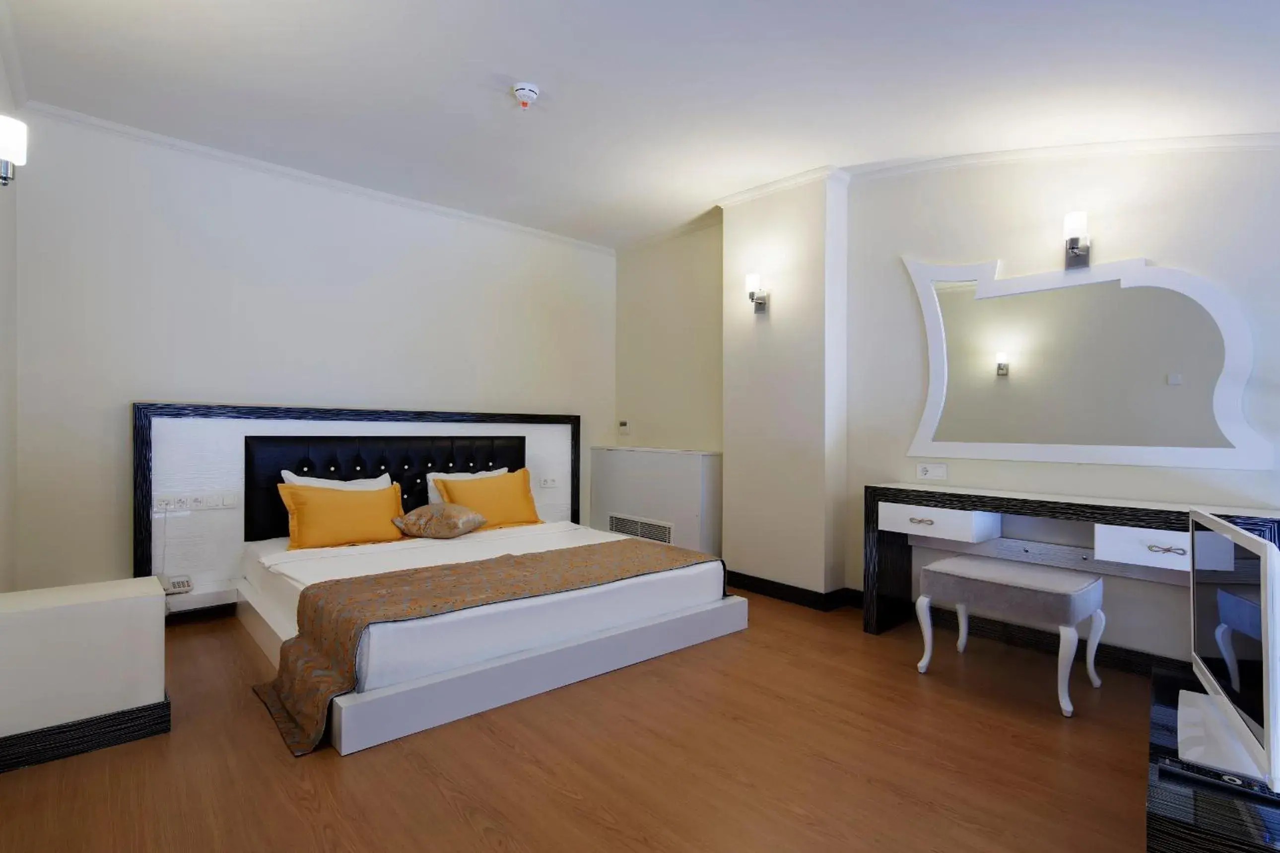 Communal lounge/ TV room, Bed in Senza The Inn Resort & Spa - Ultra All Inclusive