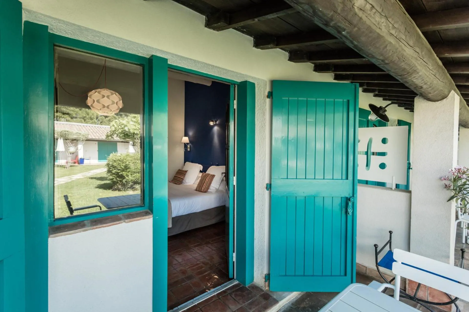 Patio, Bed in Oustau Camarguen Hôtel & Spa