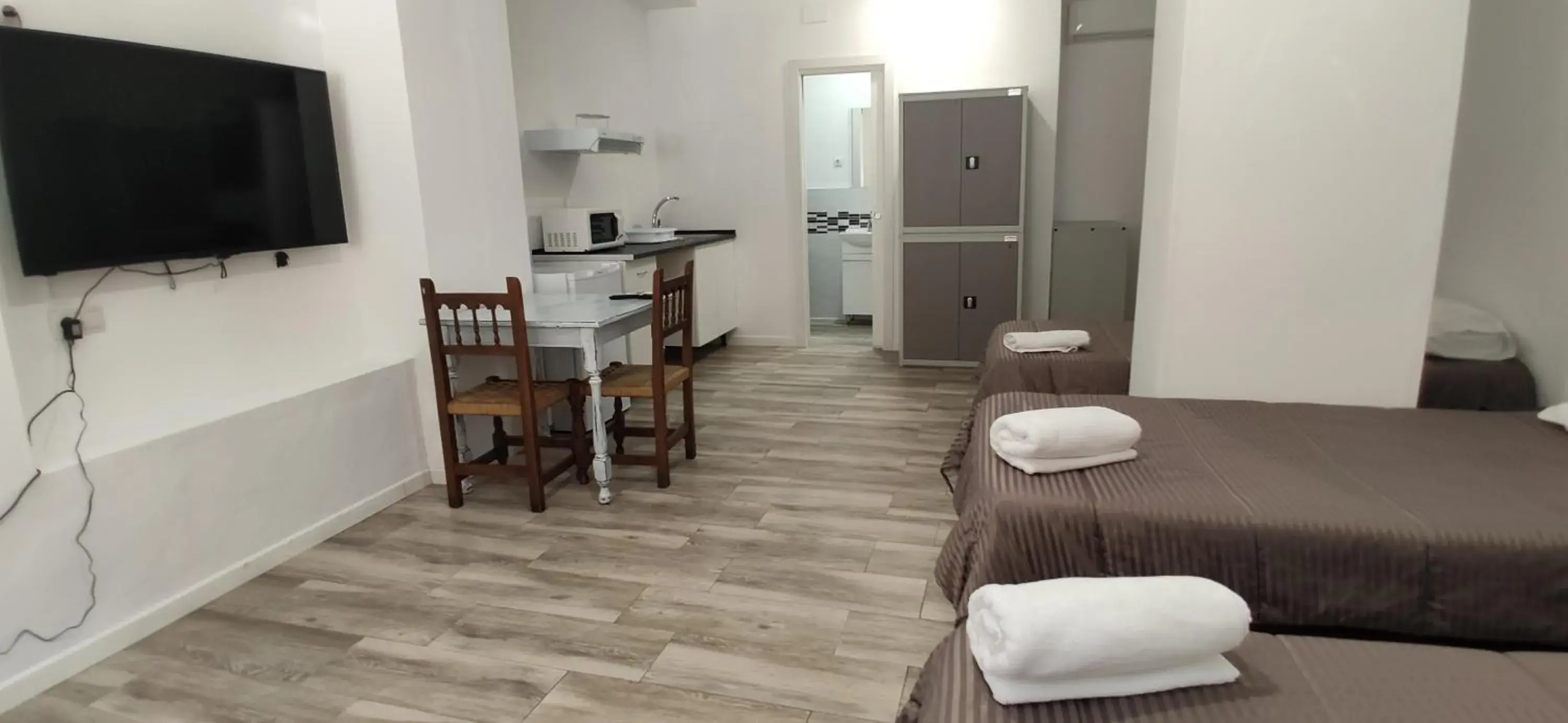 Triple Room with Private Bathroom in Palafox 23 Triple Room with Private Bathroom in Palafox 23