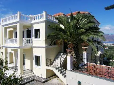 Facade/entrance in Antilia Apartments Facade/entrance in Antilia Apartments