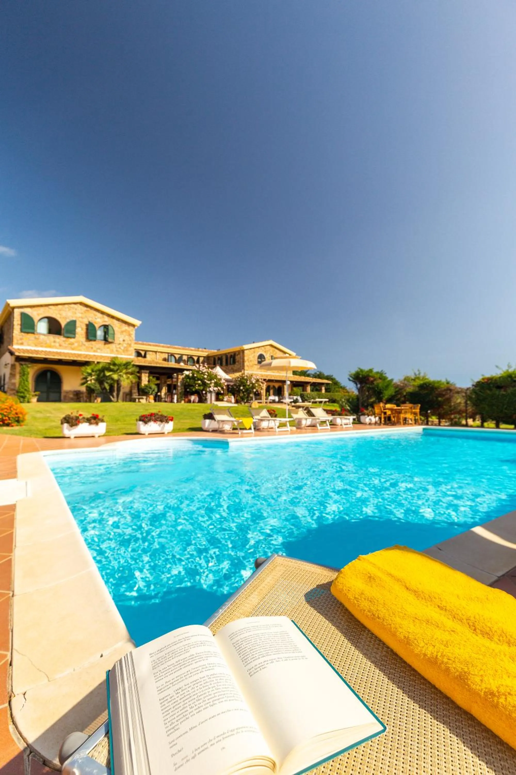 Swimming pool in Hotel Janas